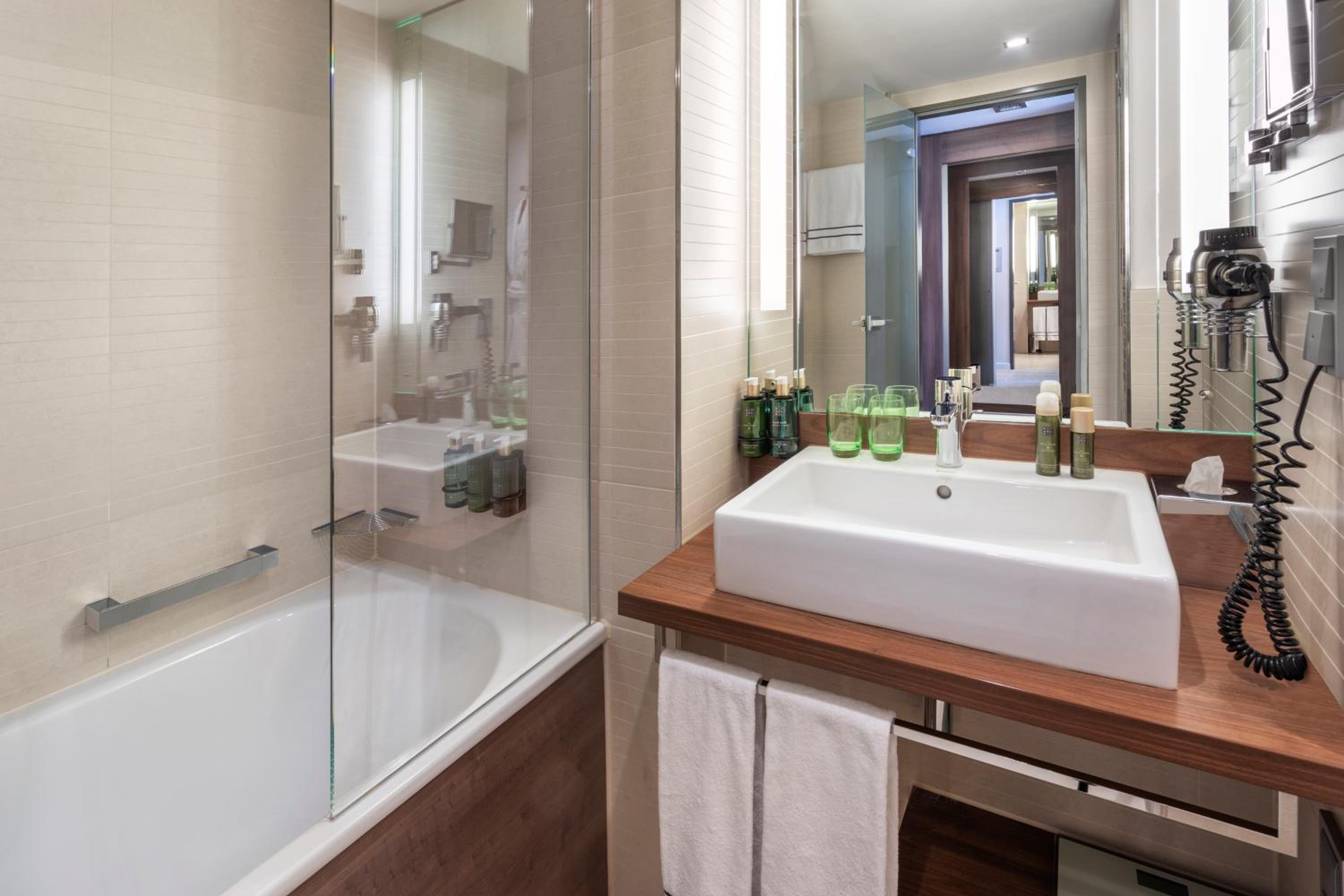 The Level Junior Suite with Executive Lounge Access - Photo 10