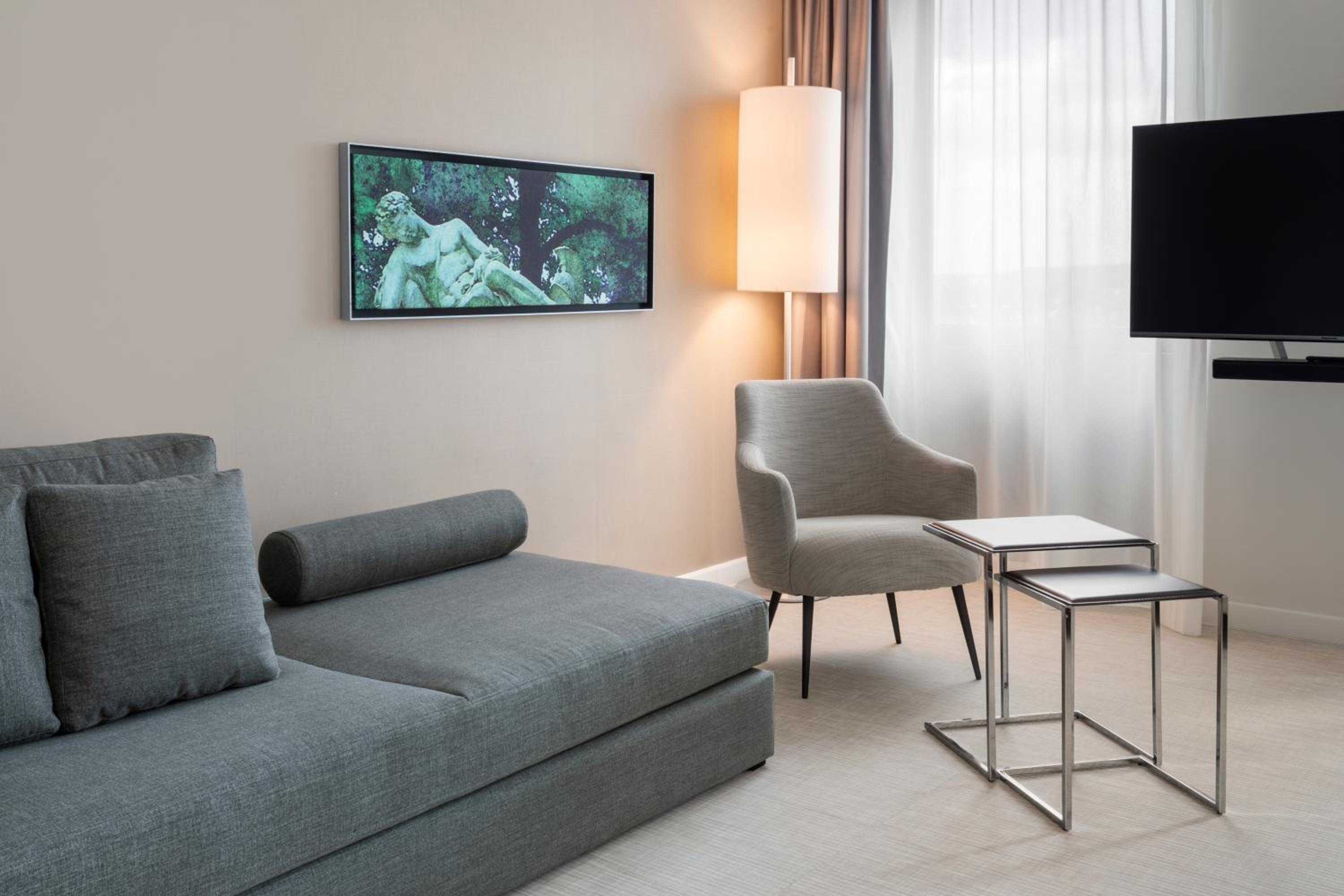 The Level Junior Suite with Executive Lounge Access - Photo 16