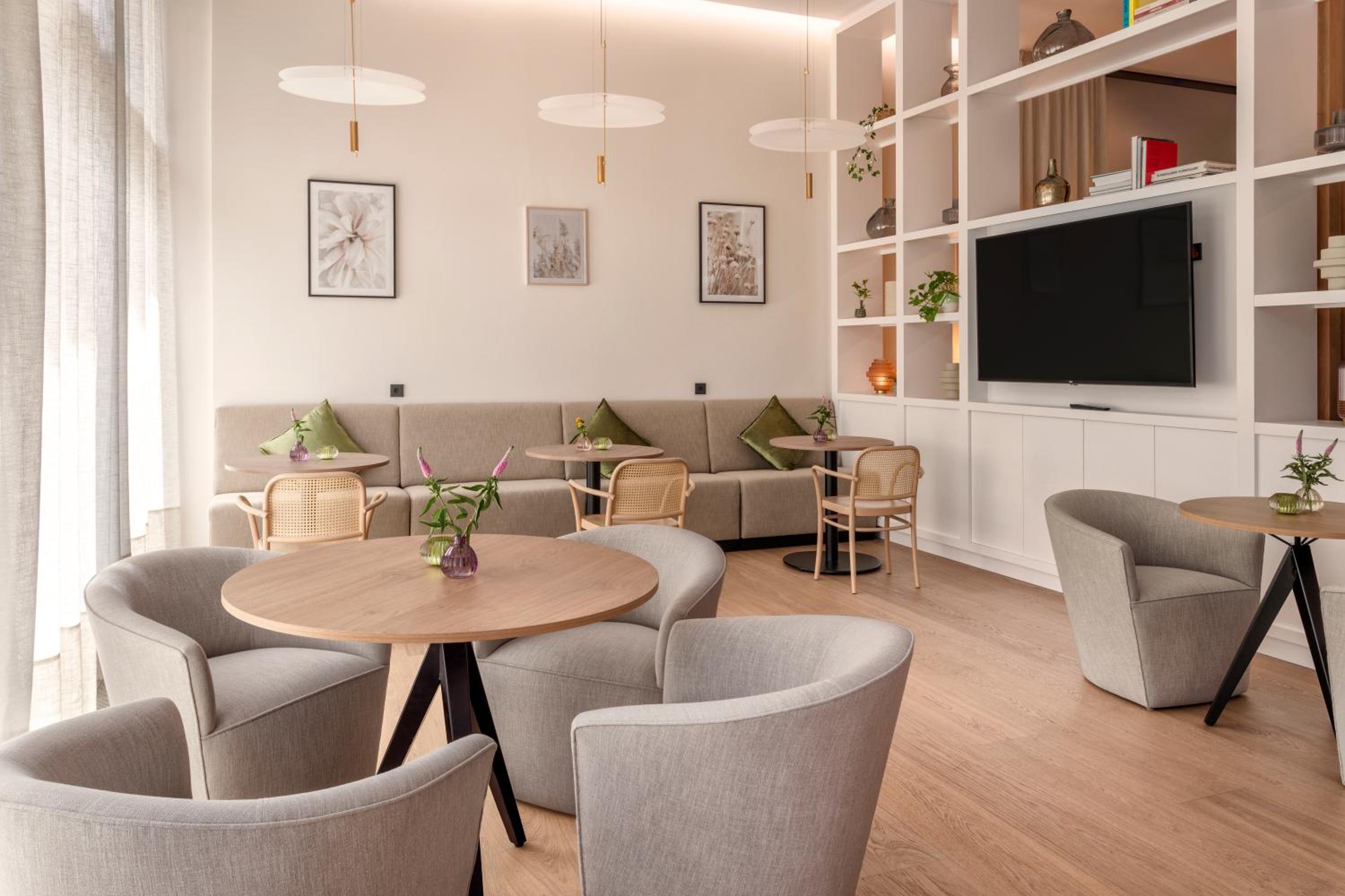 The Level Room with Executive Lounge Access - Photo 10