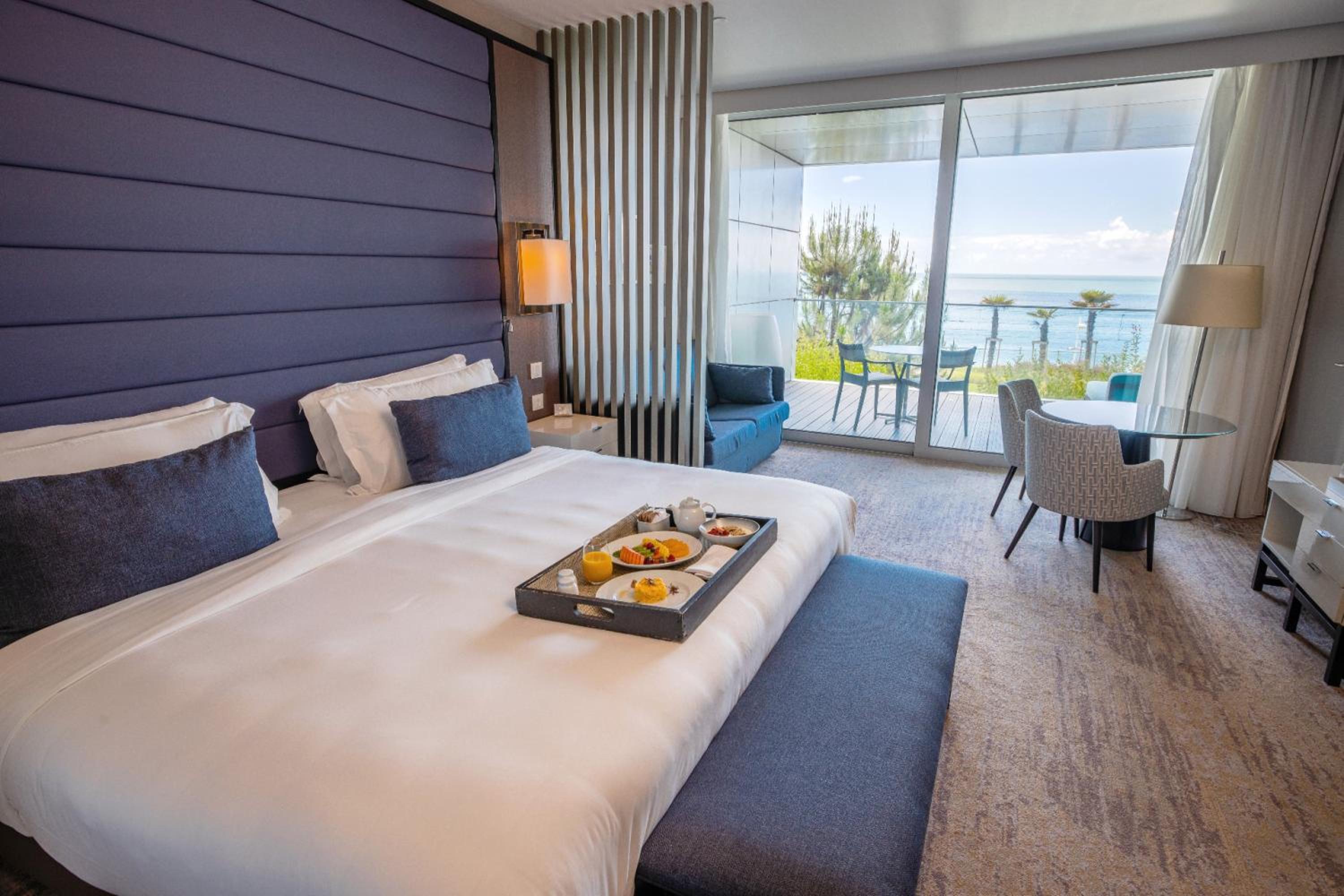 Junior Suite with One King Bed (Non Smoking) thumbnail 6