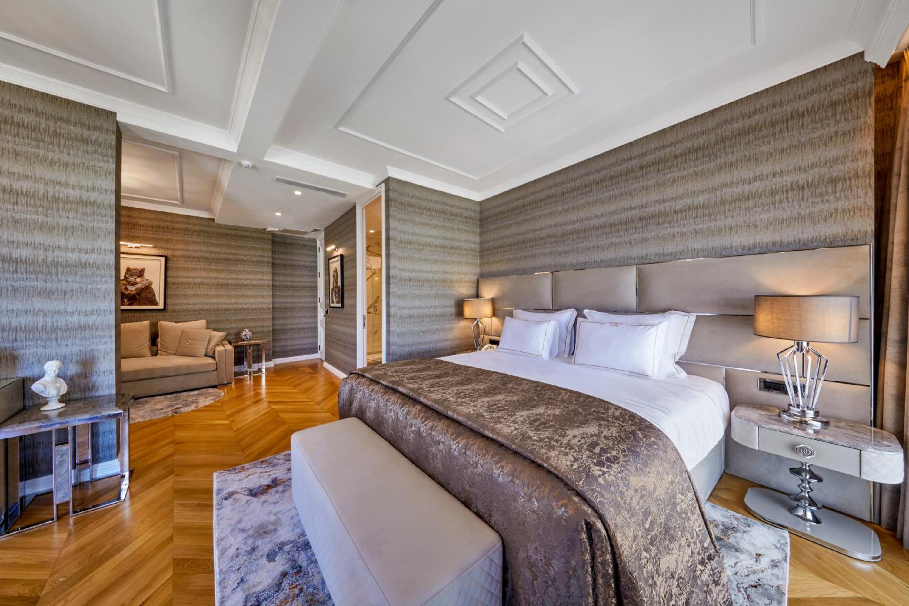 Corner Suite with Partially Sea View and Balcony thumbnail 6