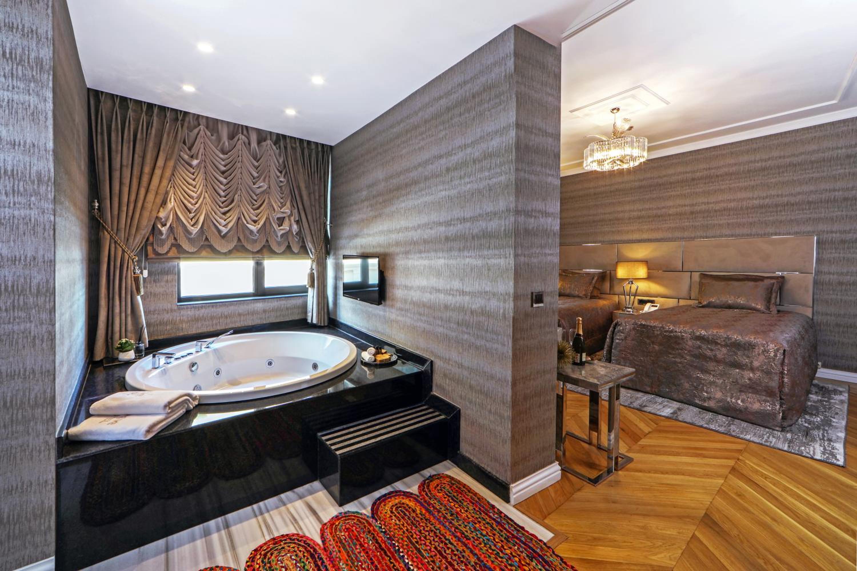 Deluxe Suite with Jacuzzi