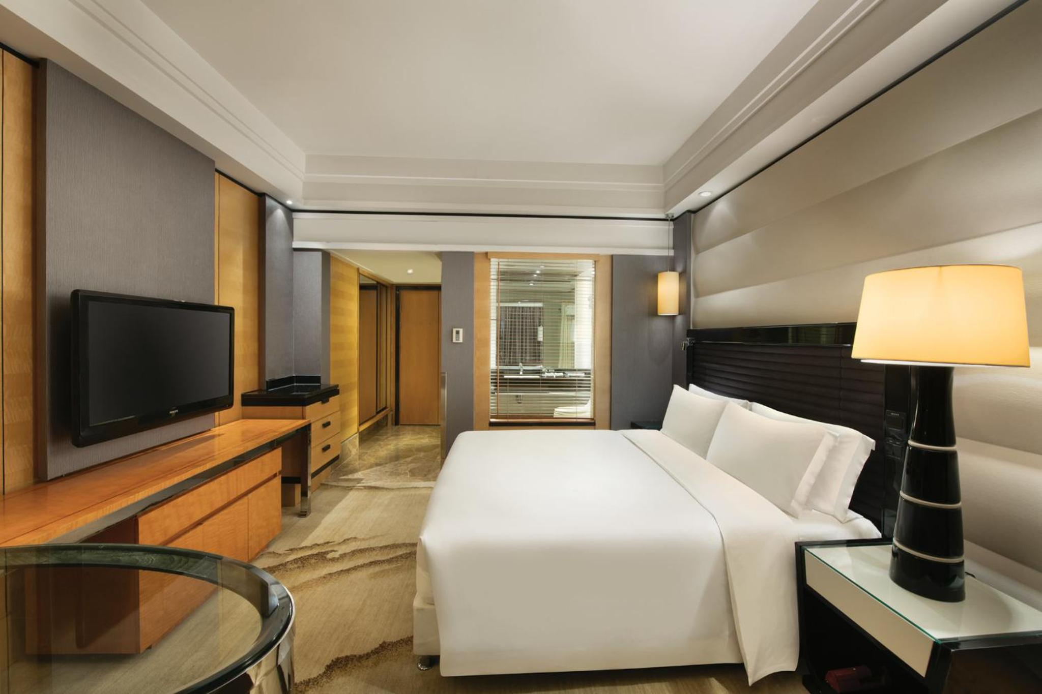 Premium King Room - Photo 3