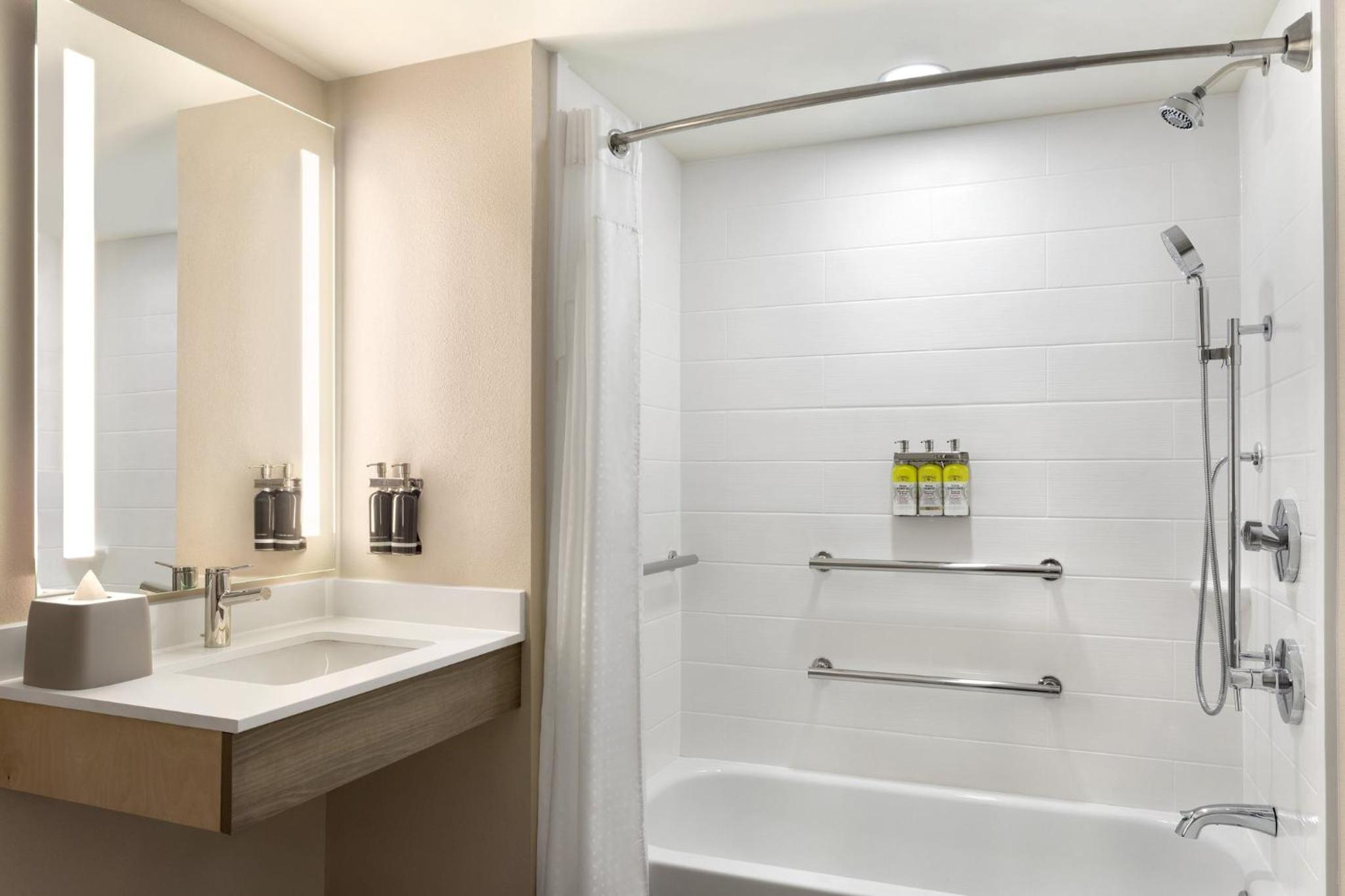 Suite with Mobility Accessible Tub - Non-Smoking - Photo 2
