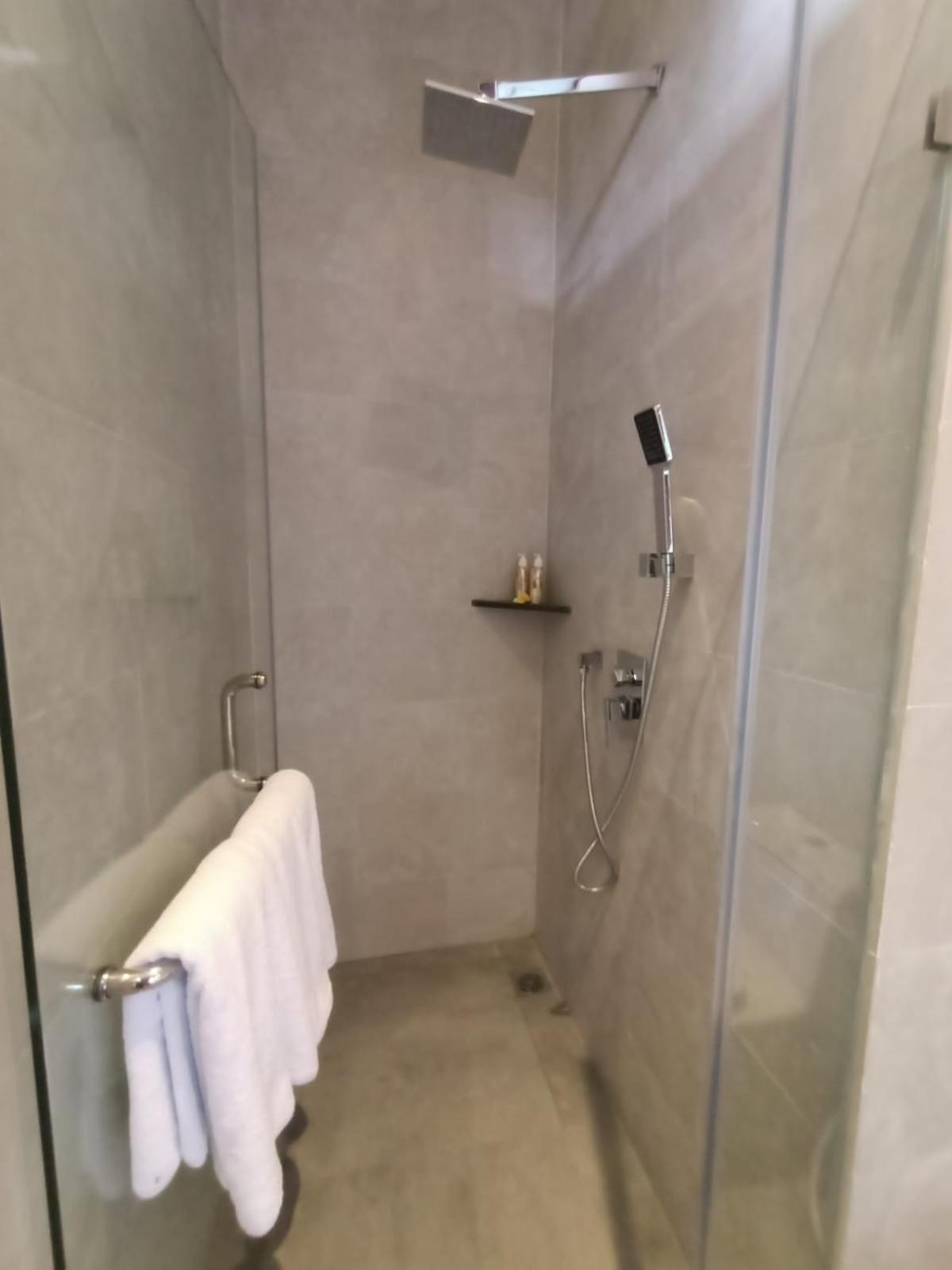Standard Double Room - Photo 9