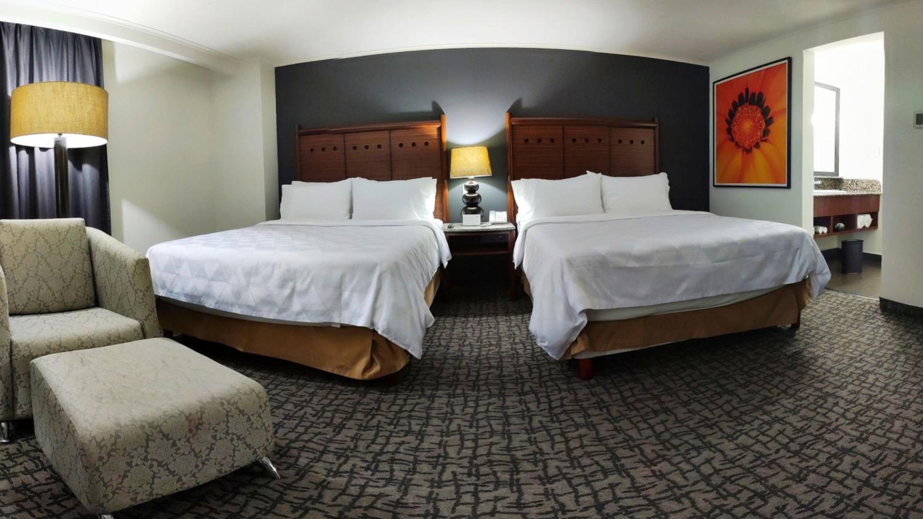 Standard Room with Two Queen Beds - Photo 2