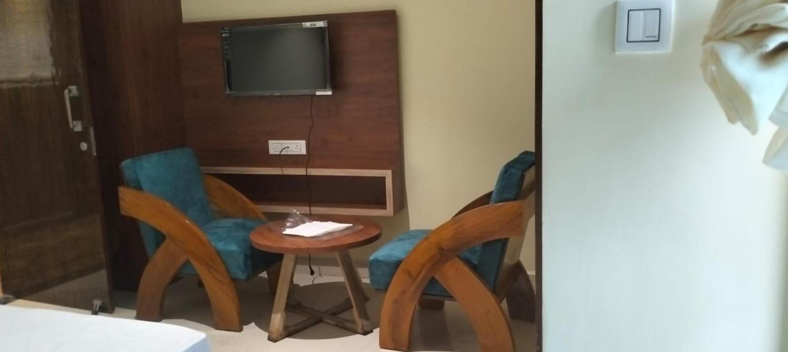Deluxe Double Room (2 Adults + 1 Child) photo 3