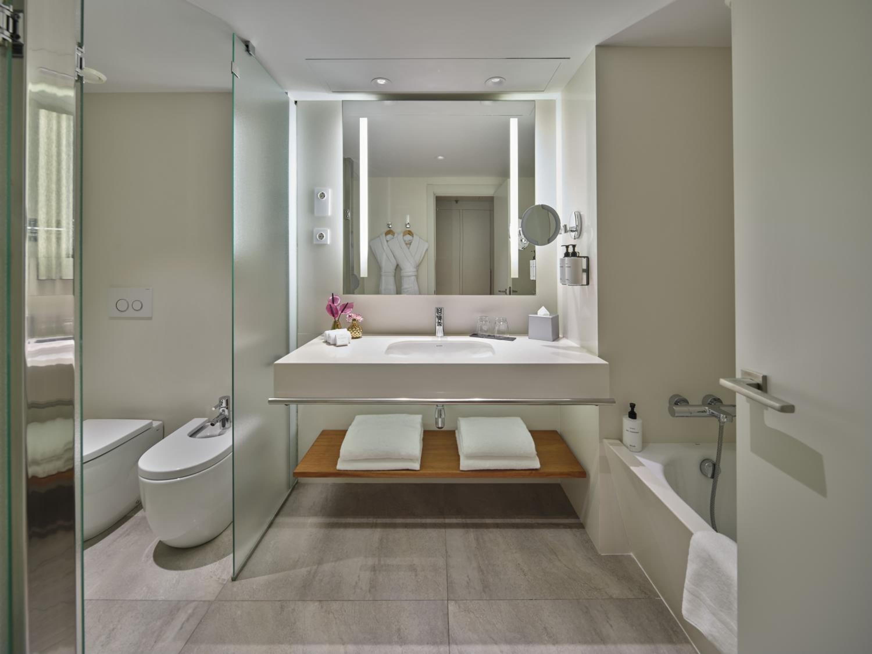 Classic King Room with City View photo 2