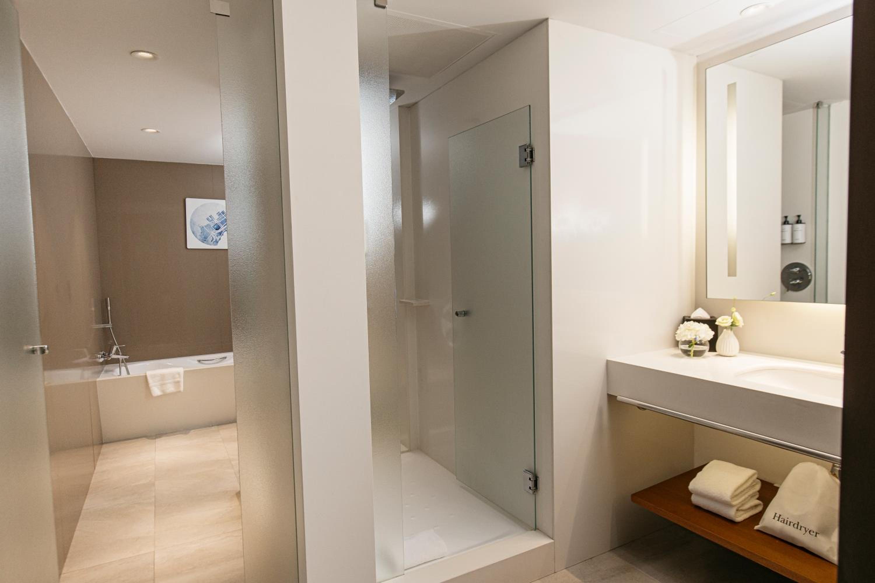Suite de un dormitorio con dos camas y sofá cama con balcón