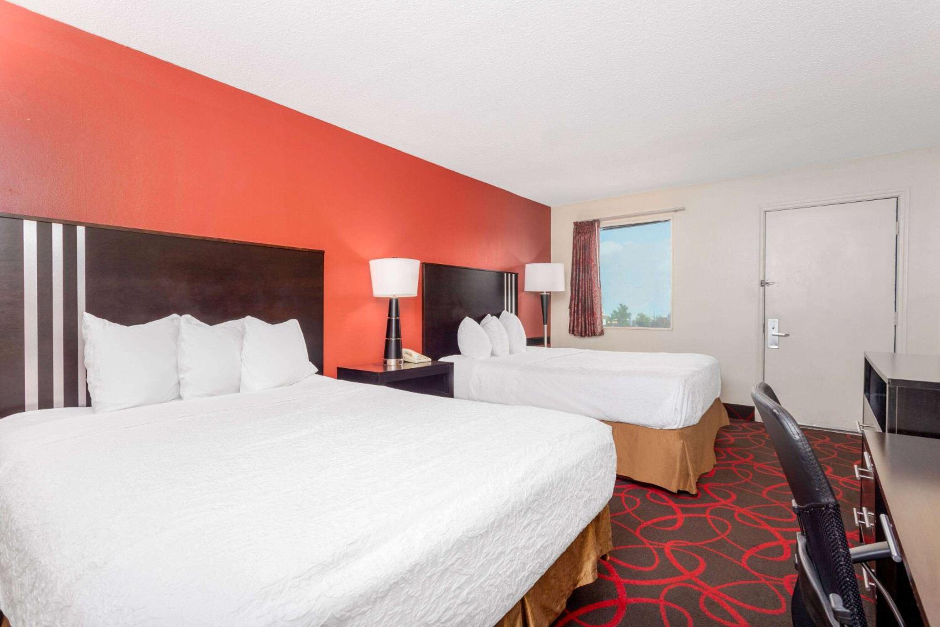 2 Queen Bed, Non-Smoking - Photo 7
