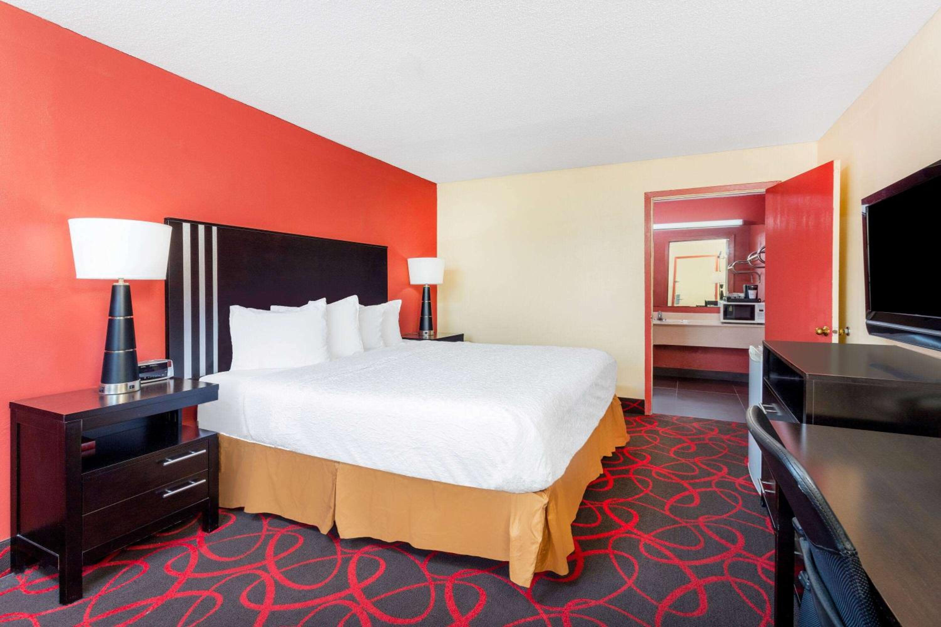 King Room - Non-Smoking - Photo 4