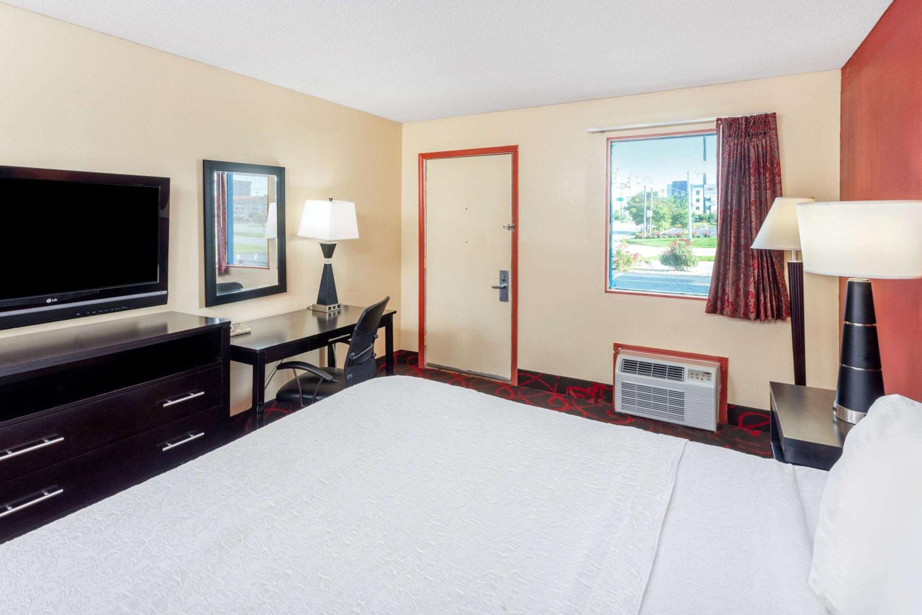 King Room - Non-Smoking - Photo 5