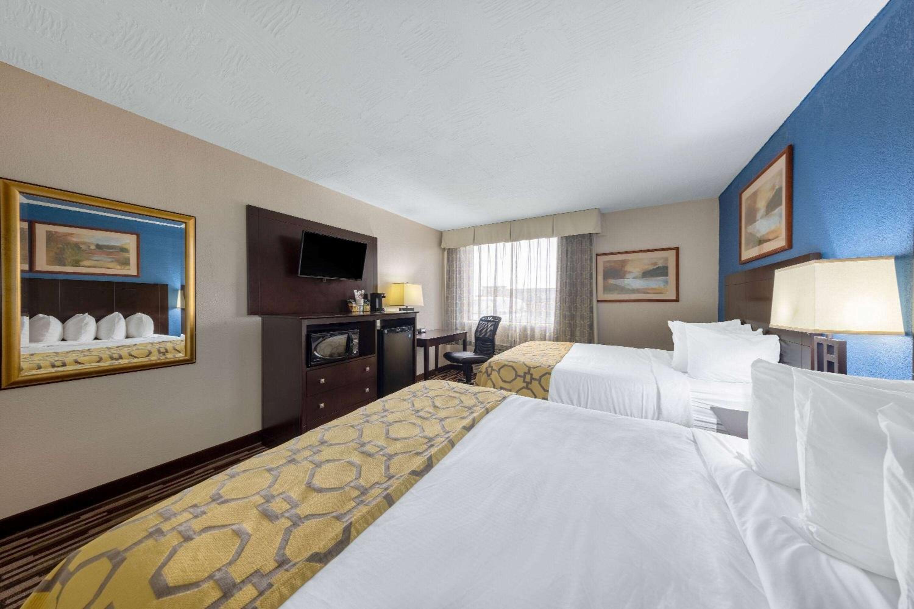 Queen Room with Two Queen Beds - Non-Smoking - Photo 1