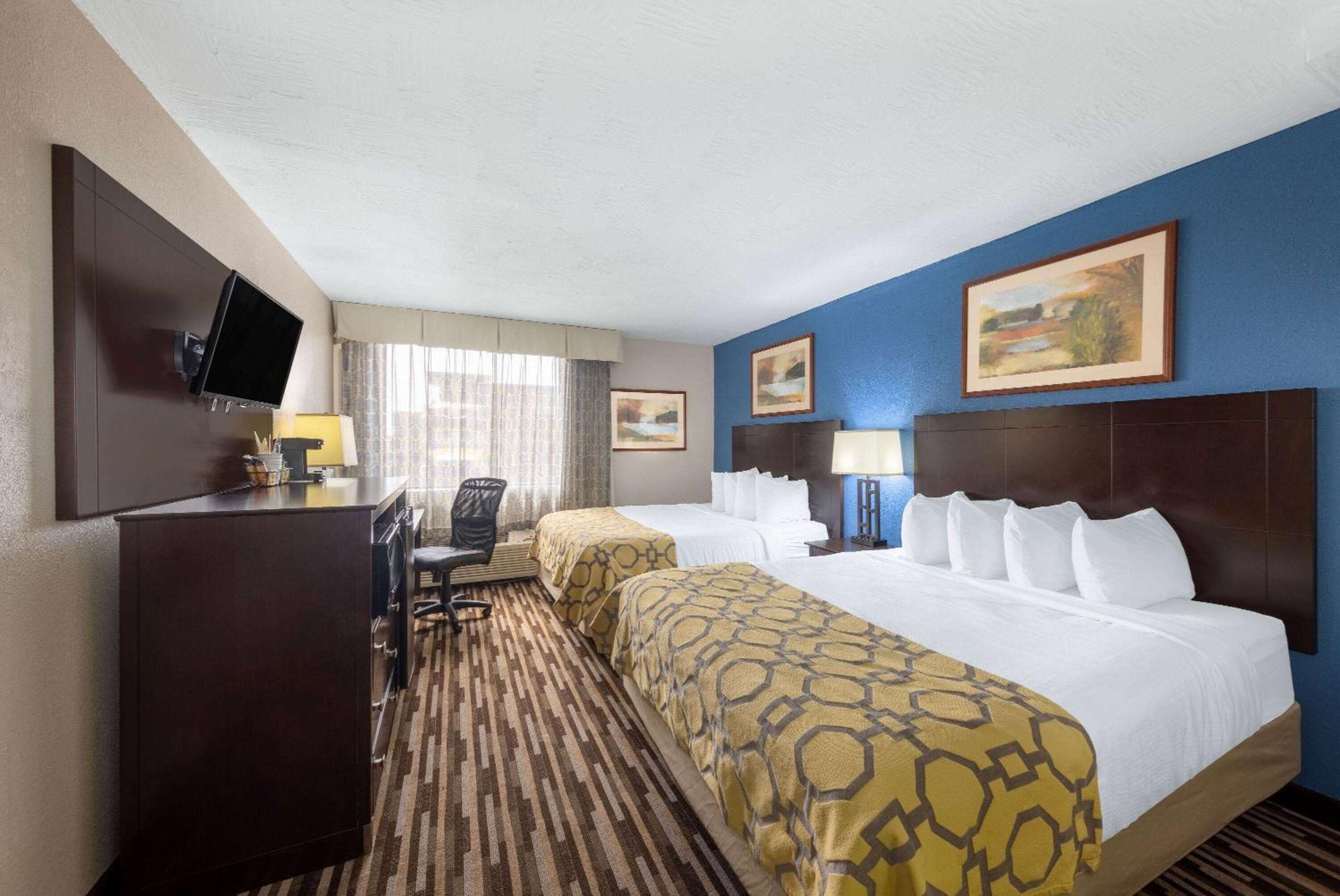 Queen Room with Two Queen Beds - Non-Smoking - Photo 3