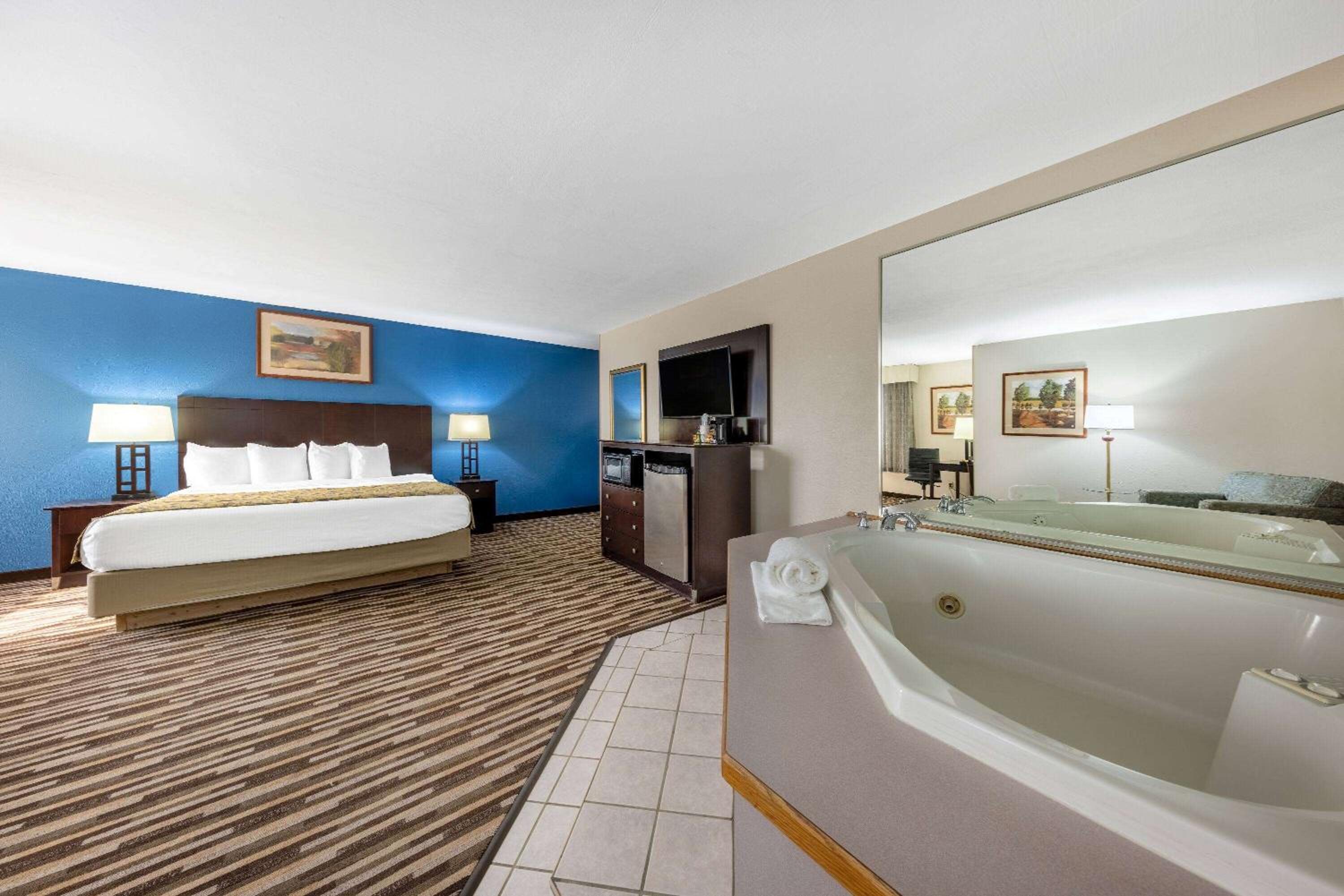Deluxe King Studio Suite - Non-Smoking - Photo 1