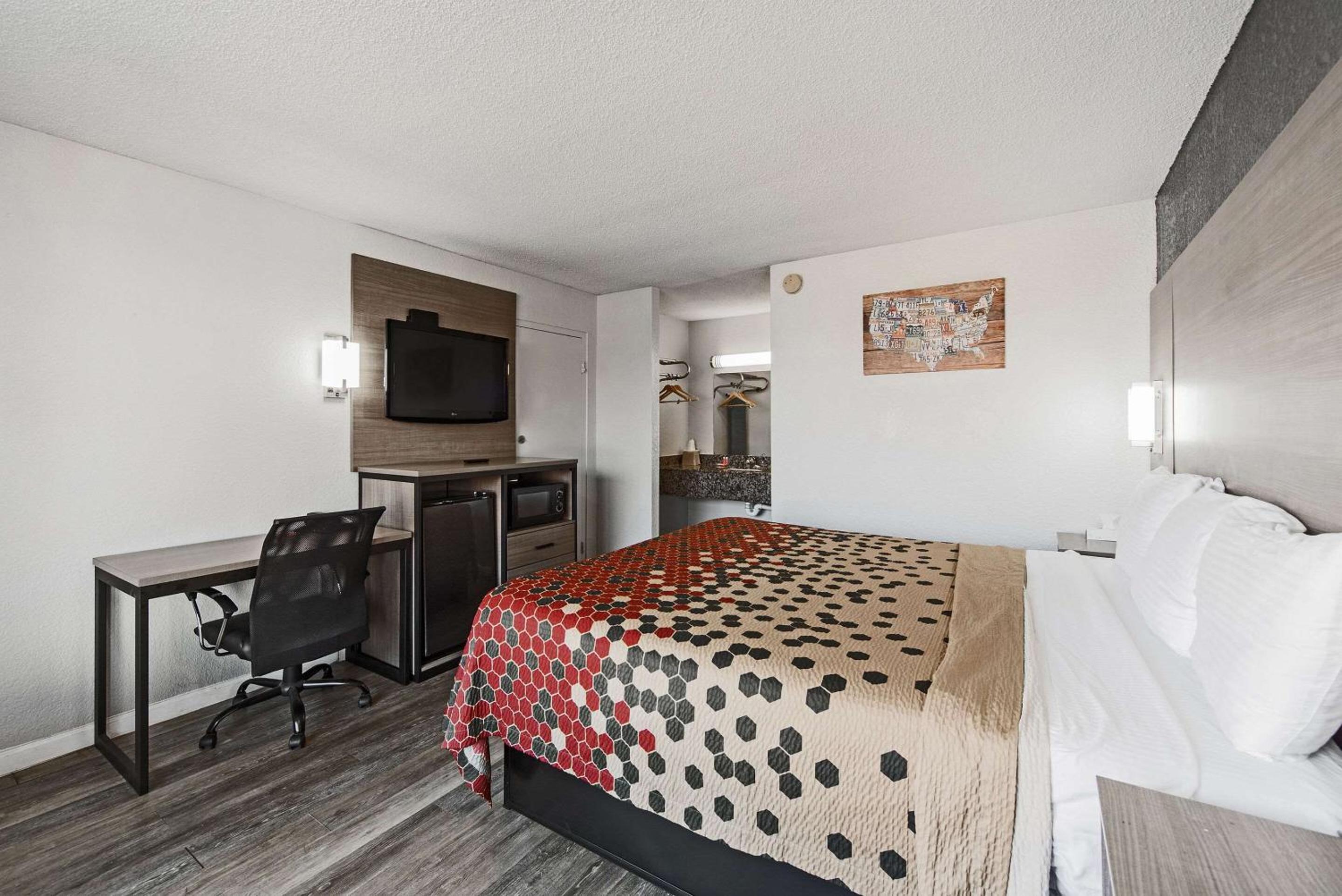 King Room - Non-Smoking - Photo 5