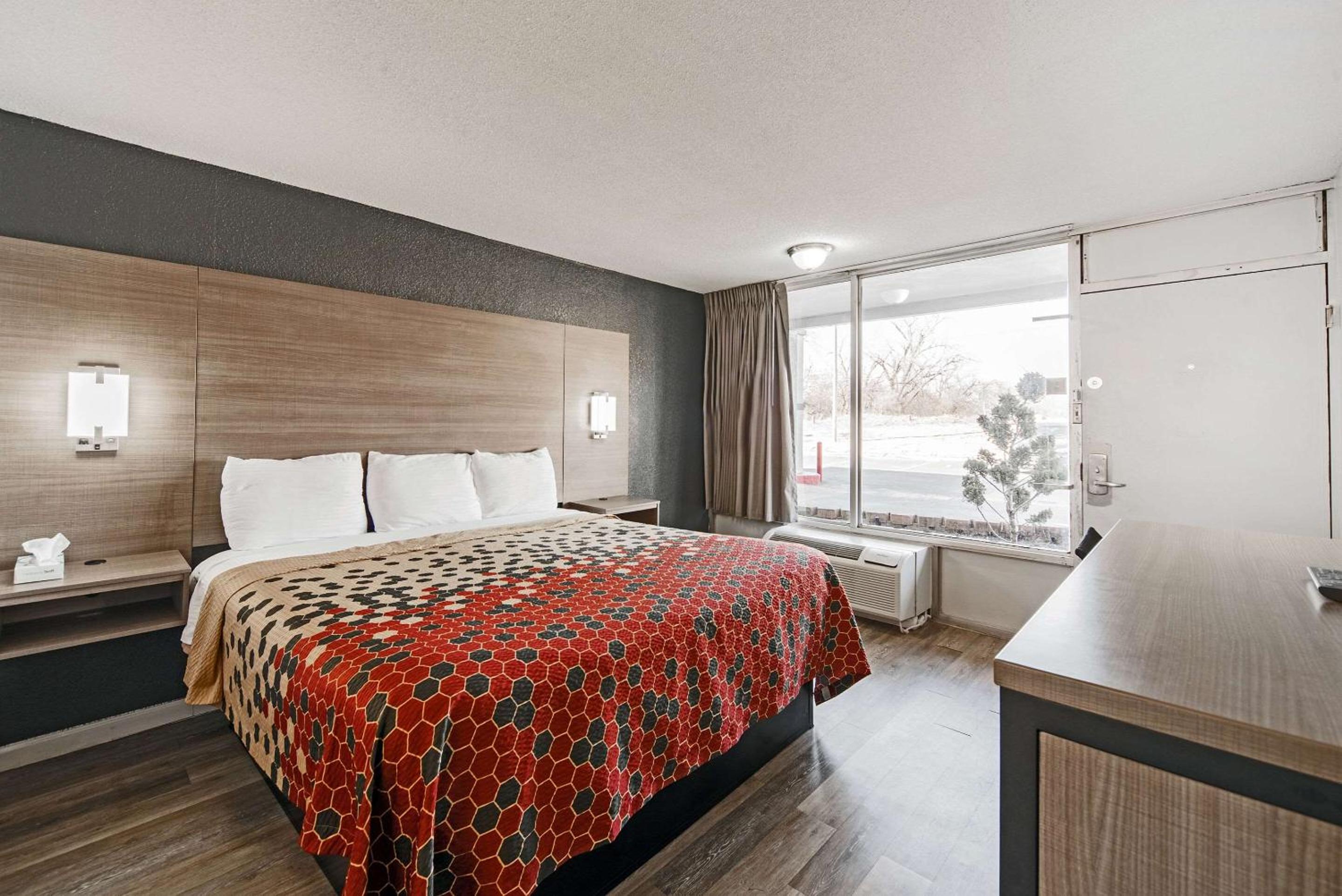 King Room - Non-Smoking - Photo 6