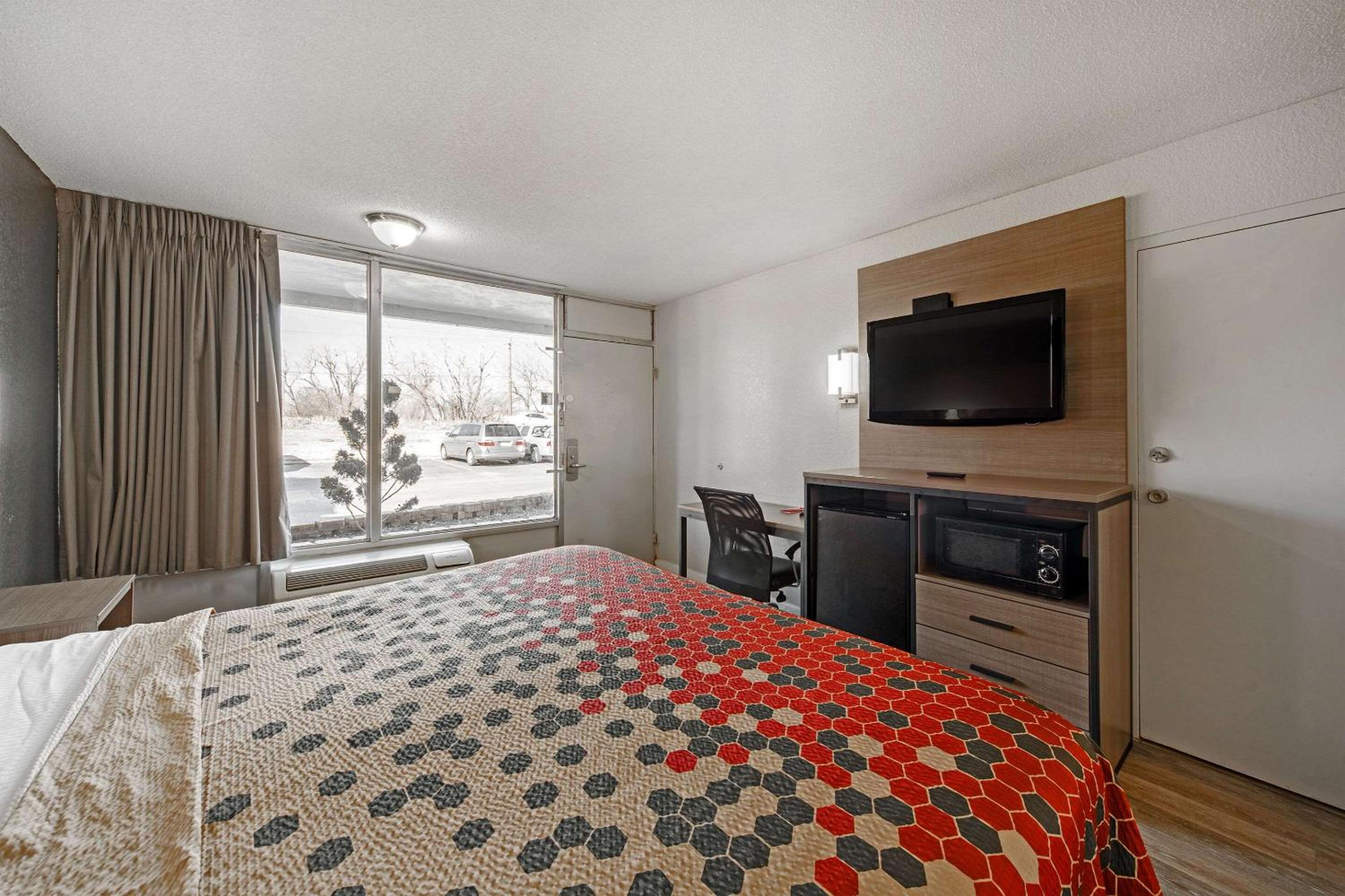 King Room - Non-Smoking - Photo 7