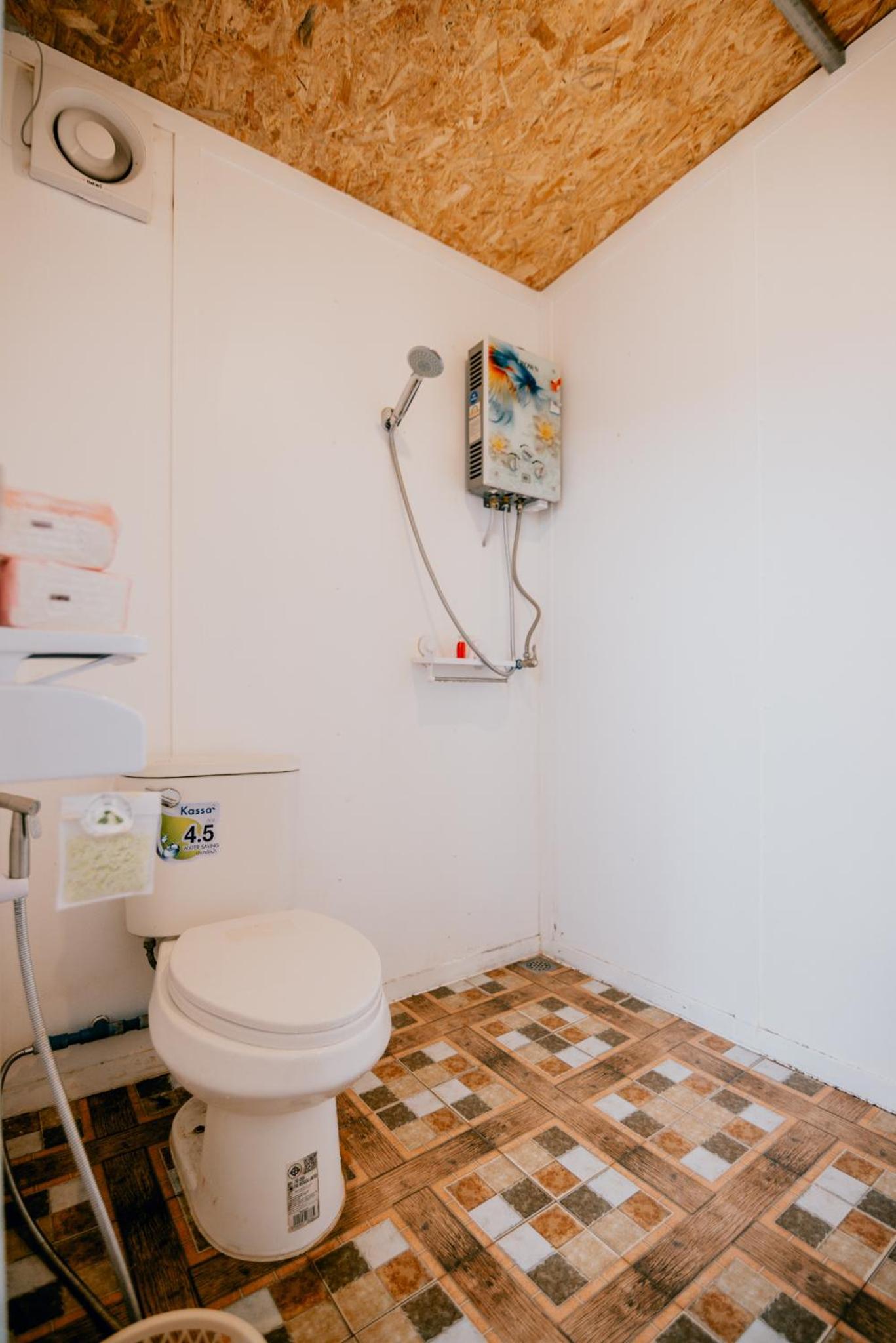 Quadruple Room with Bath - Photo 25