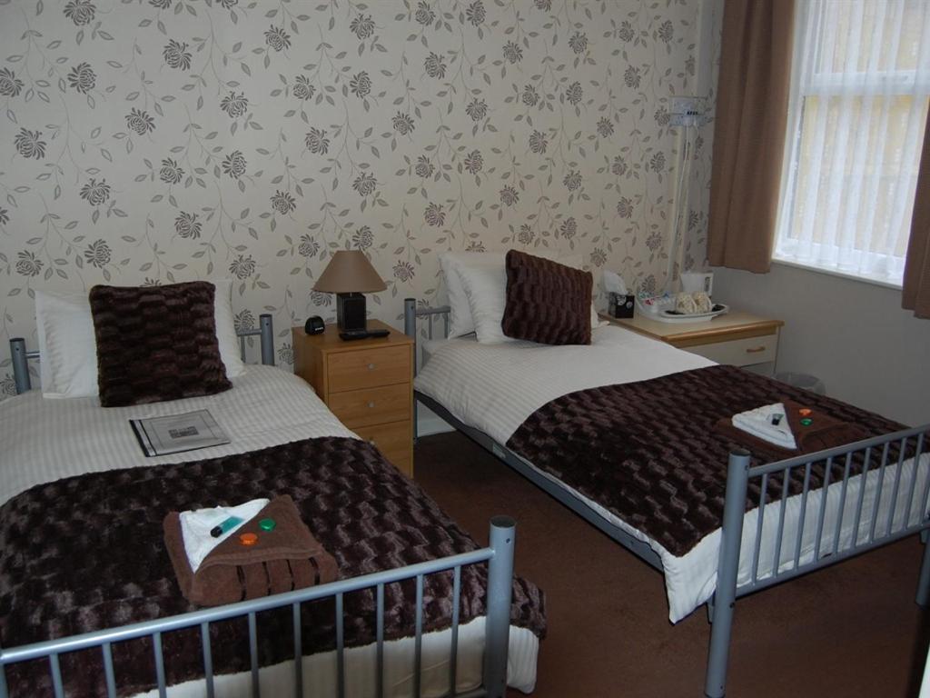 Twin Room with Private Bathroom