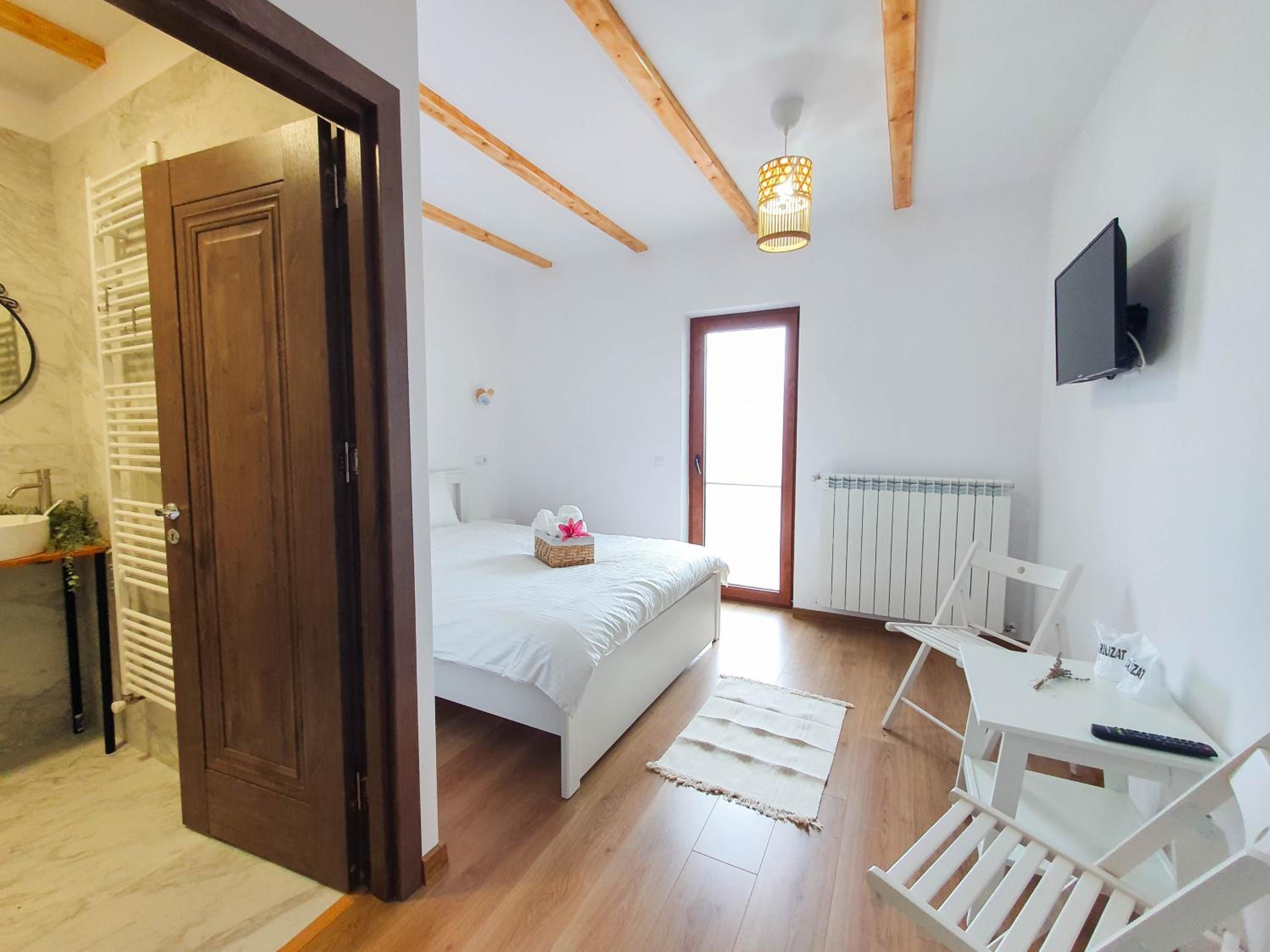 Double Room with Balcony - Photo 2
