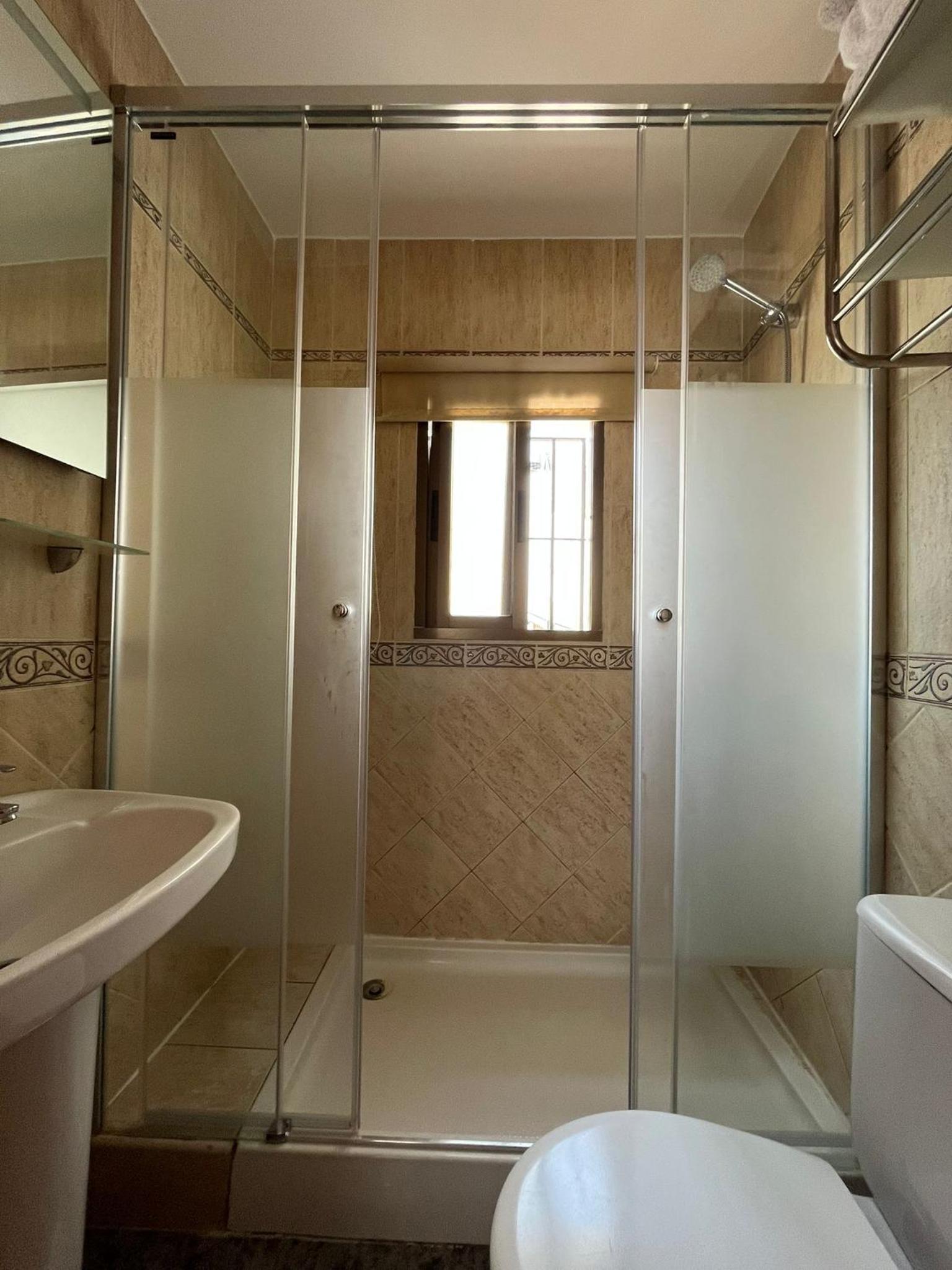 Double or Twin Room with Private Bathroom - Photo 4