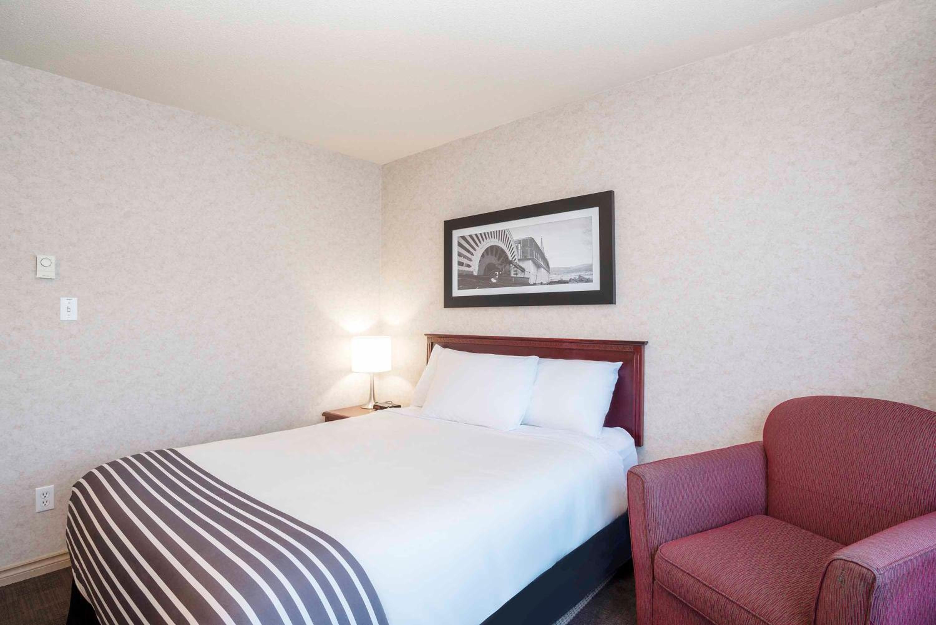 Standard Room, 1 Queen Bed - Photo 2