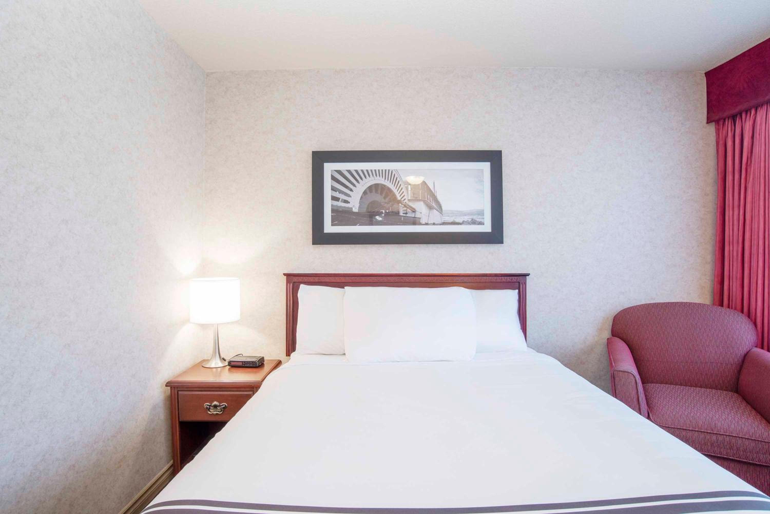 Standard Room, 1 Queen Bed - Photo 3