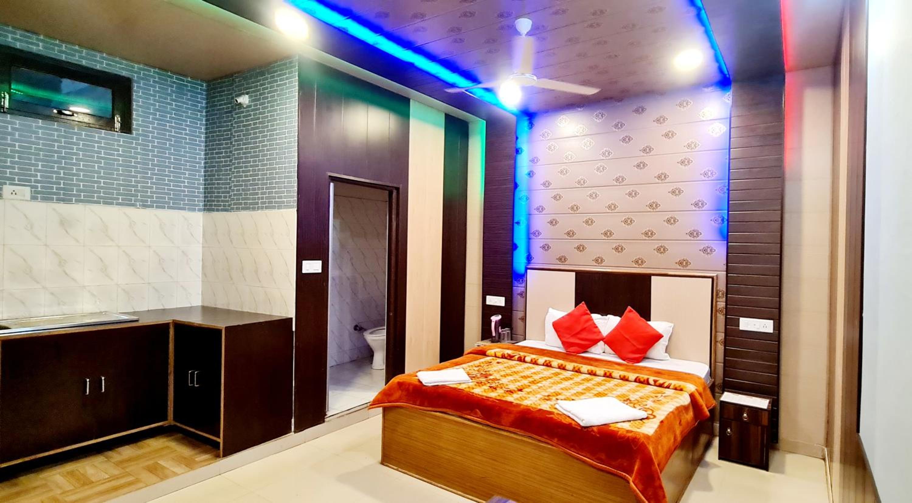 Deluxe Double Room (2 Adults + 1 Child) photo 1