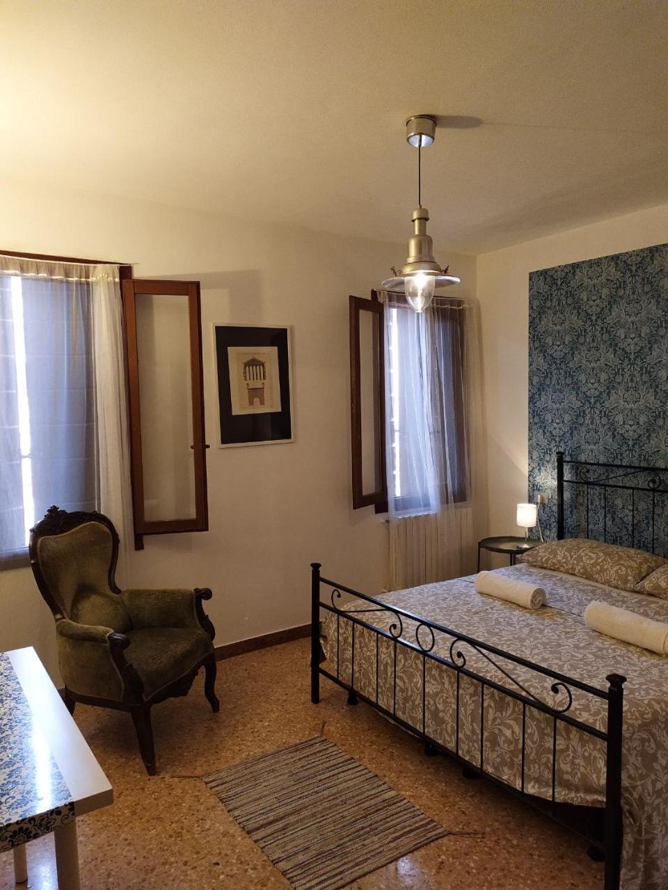 Double Room with Shared Bathroom photo 2