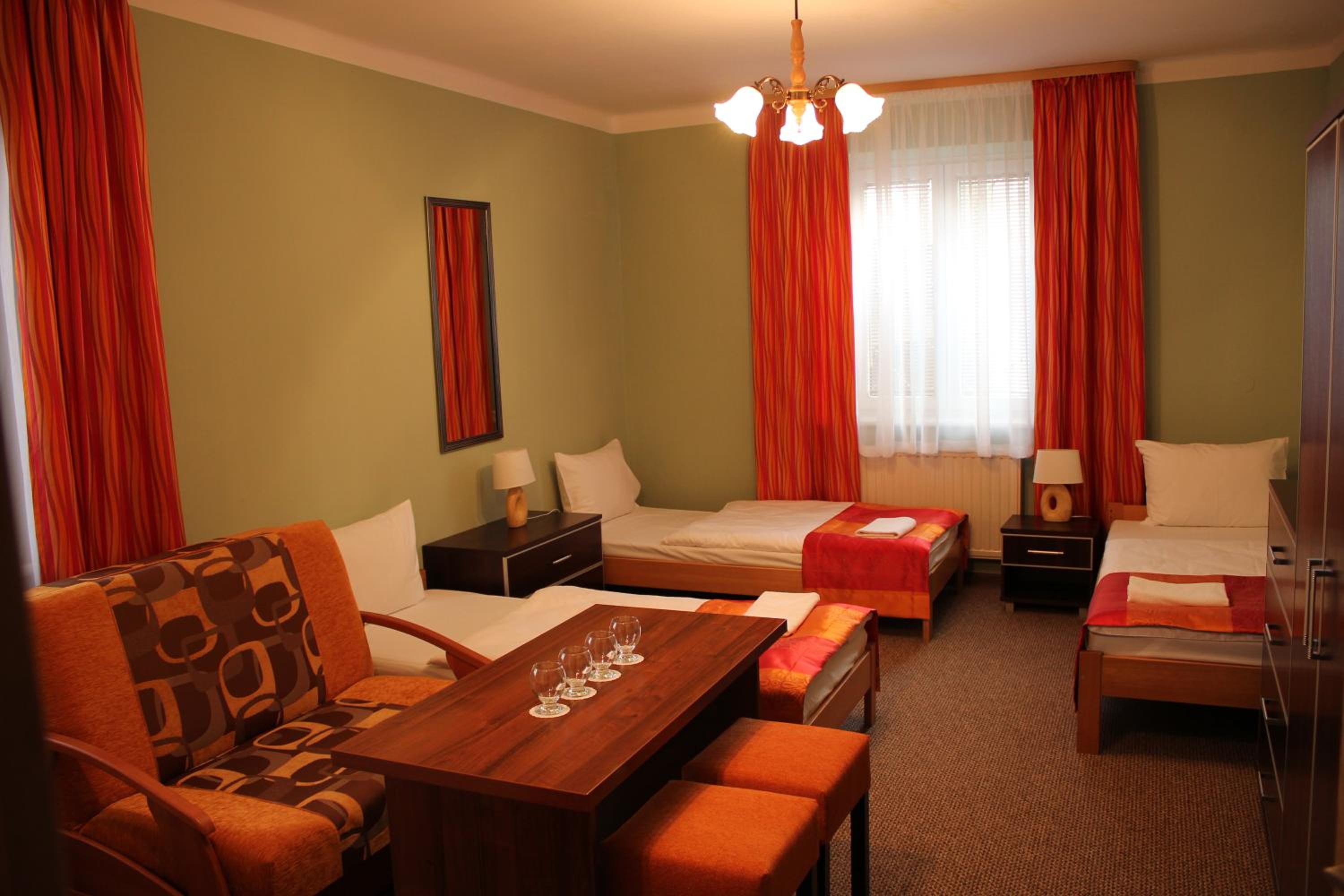 Classic Family Room - Photo 4