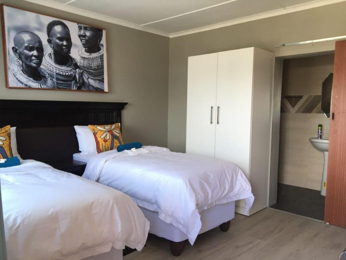 Standard Twin Room - Photo 4