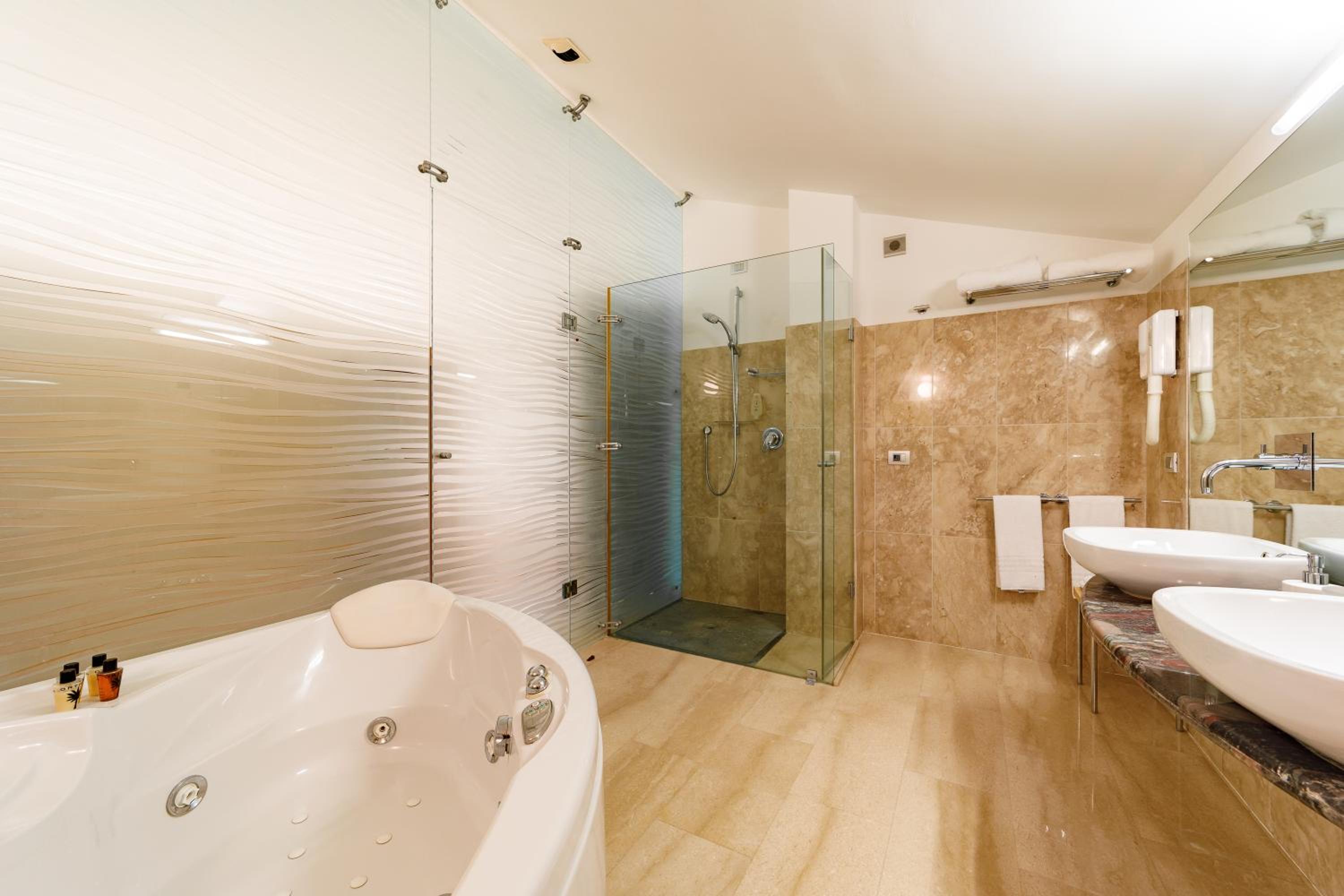 Suite - Photo 3