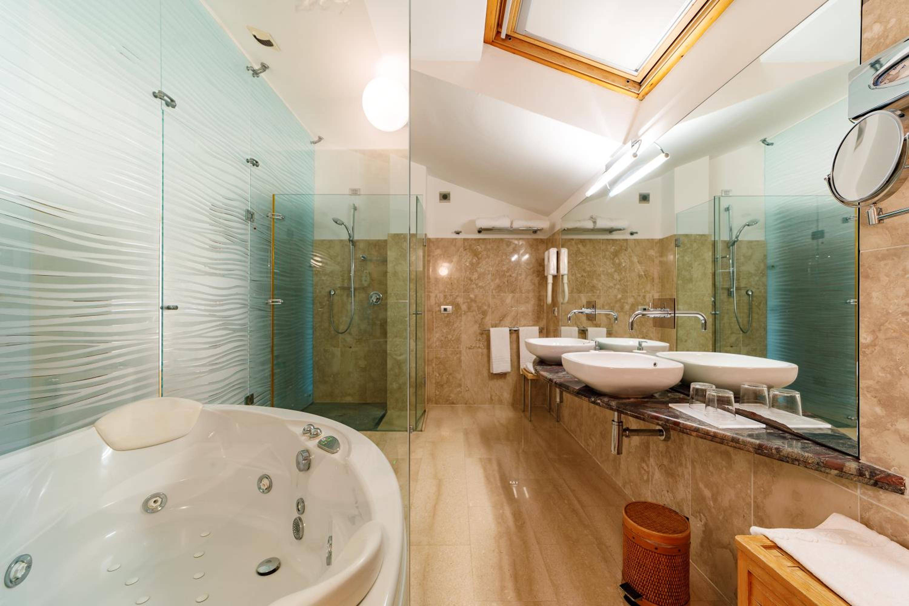 Suite - Photo 5