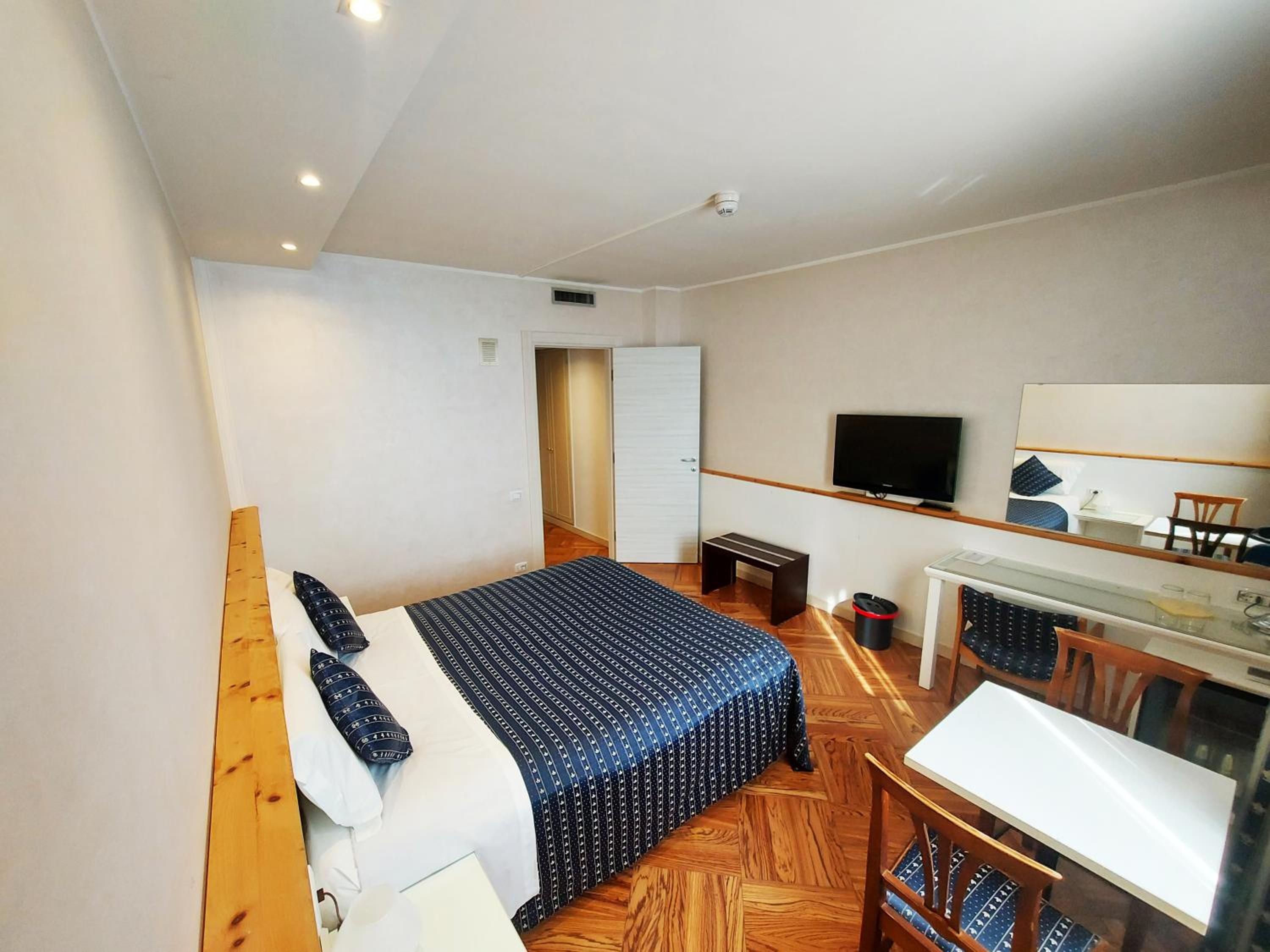 Superior Double or Twin Room photo 3
