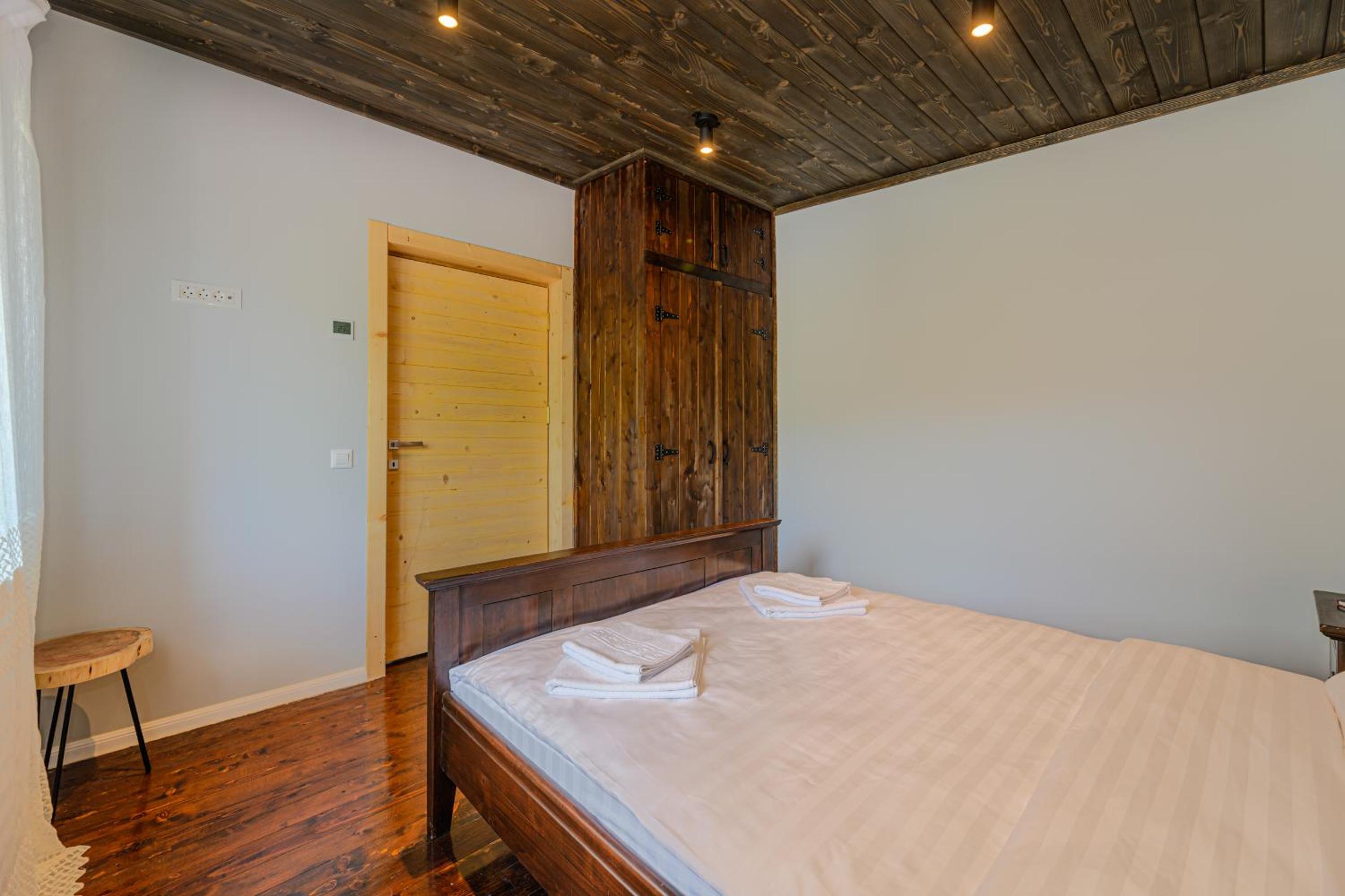 Five-Bedroom House - Photo 59