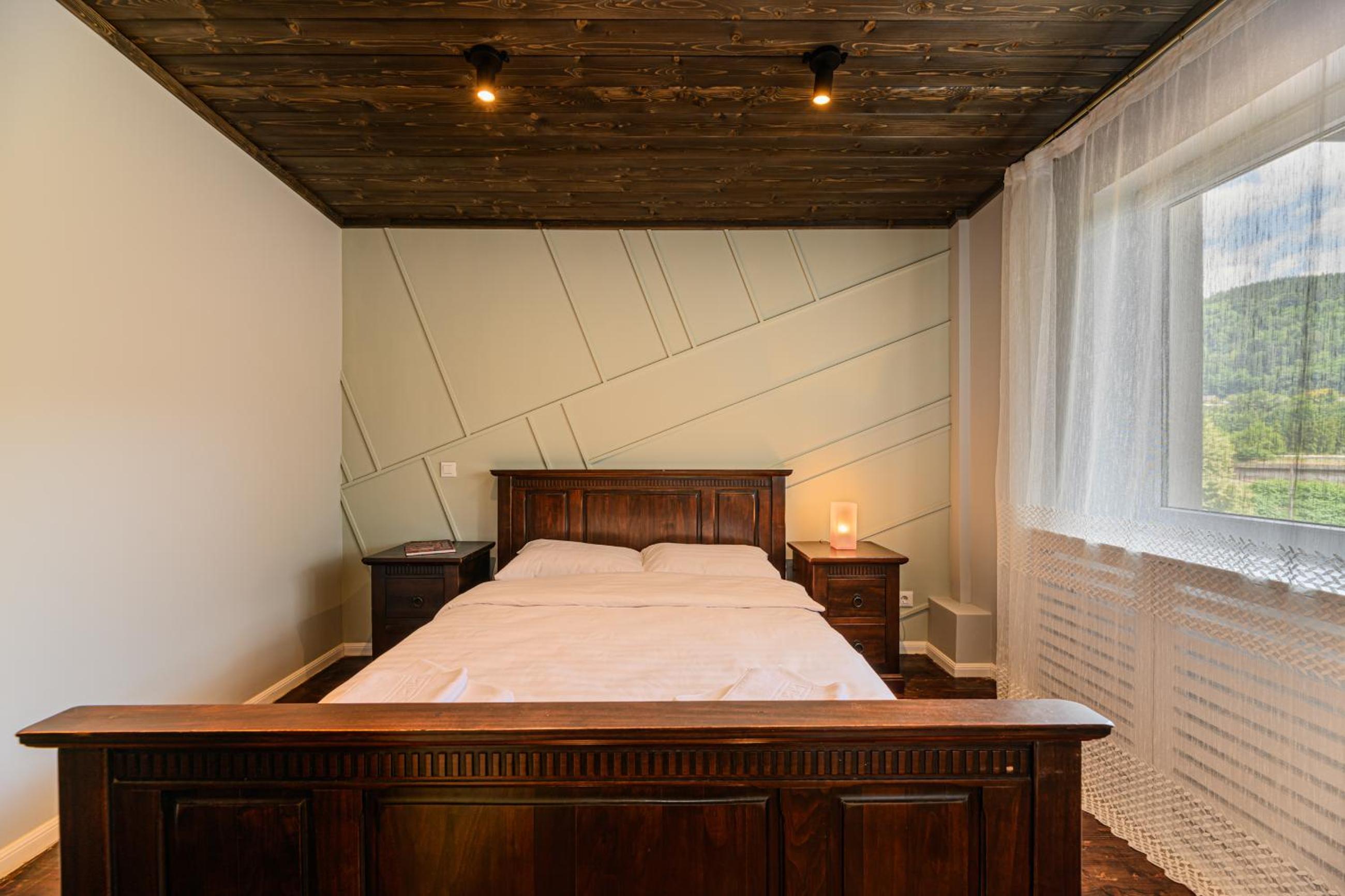 Five-Bedroom House - Photo 2