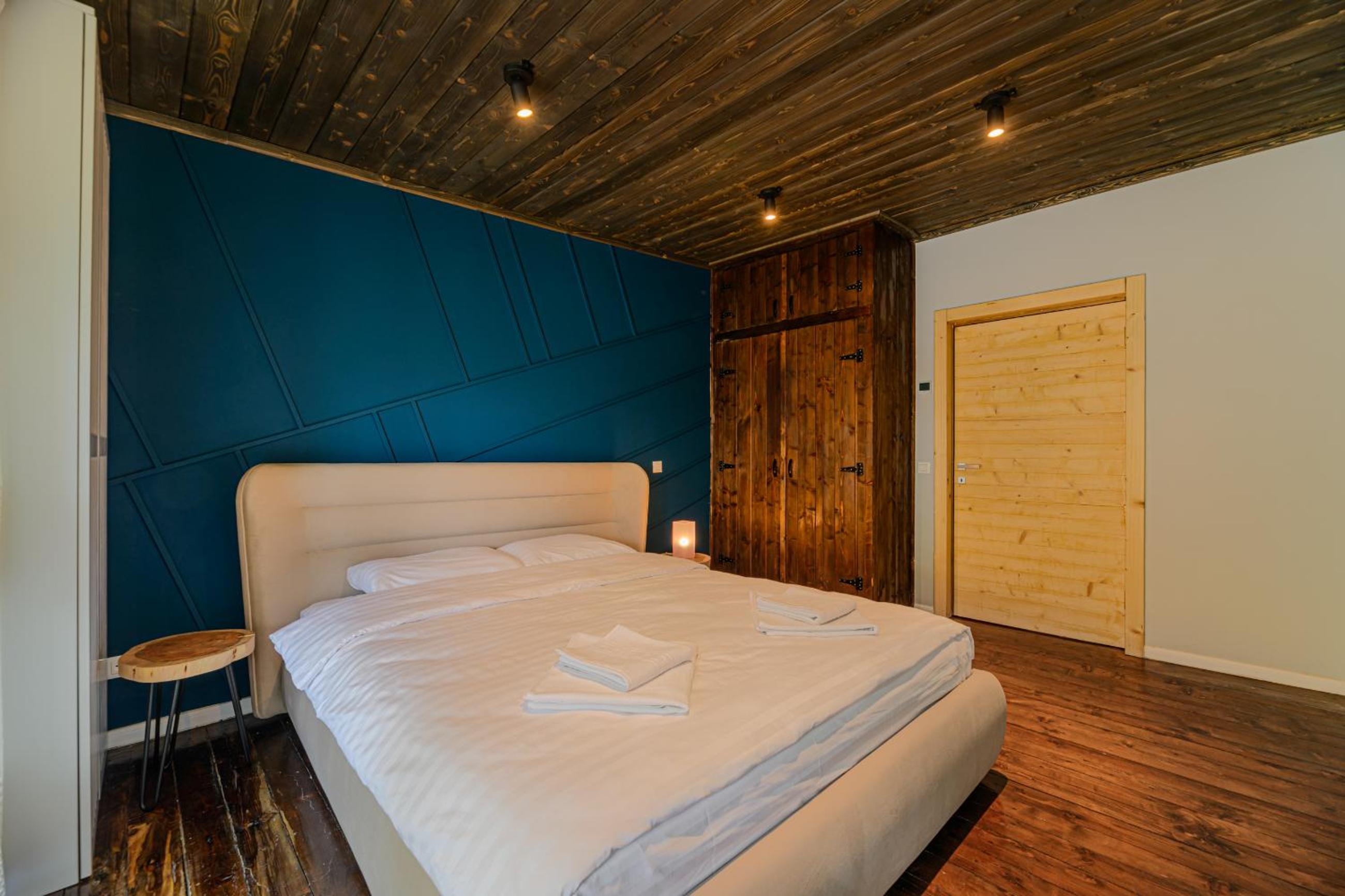 Five-Bedroom House - Photo 8