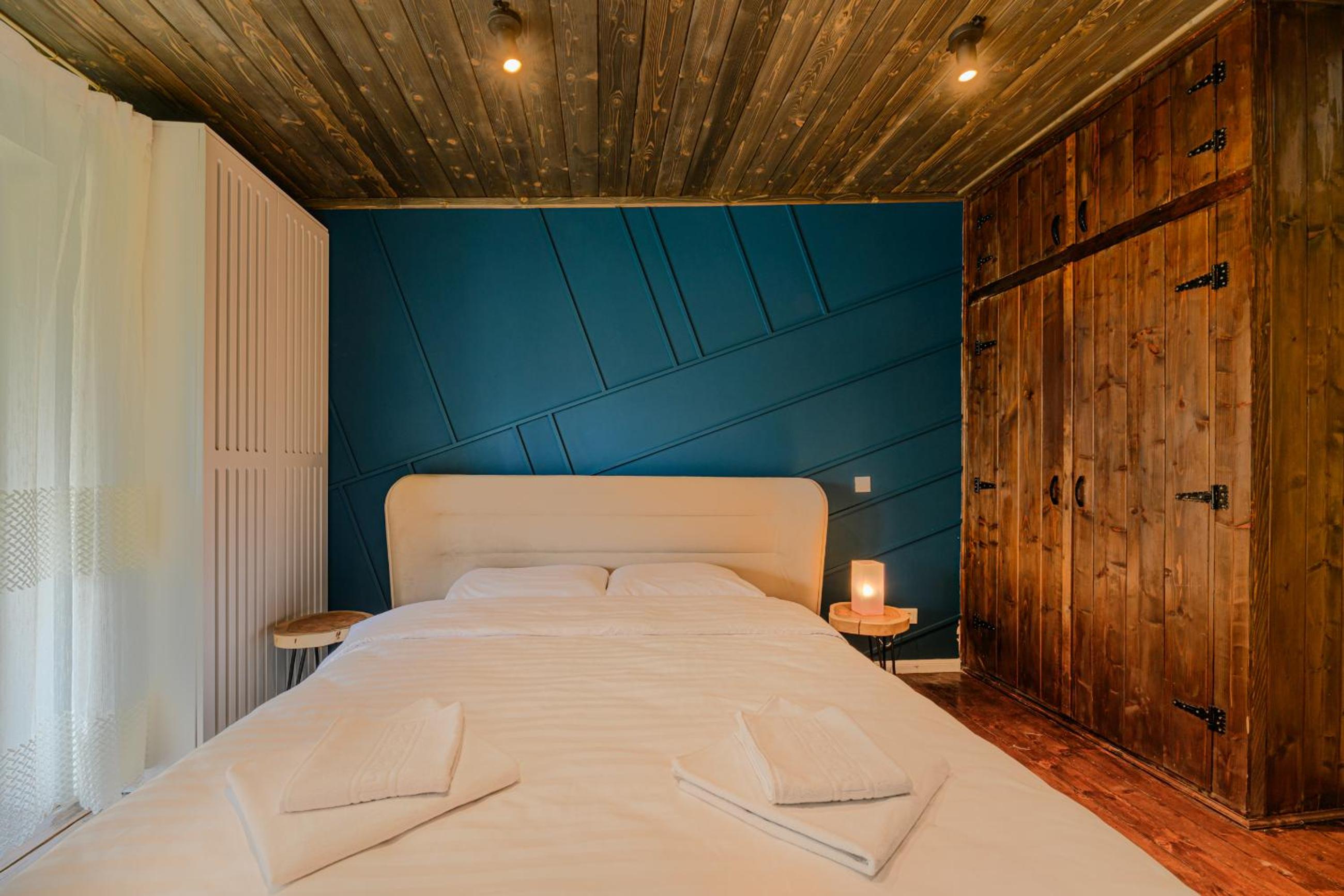 Five-Bedroom House - Photo 10