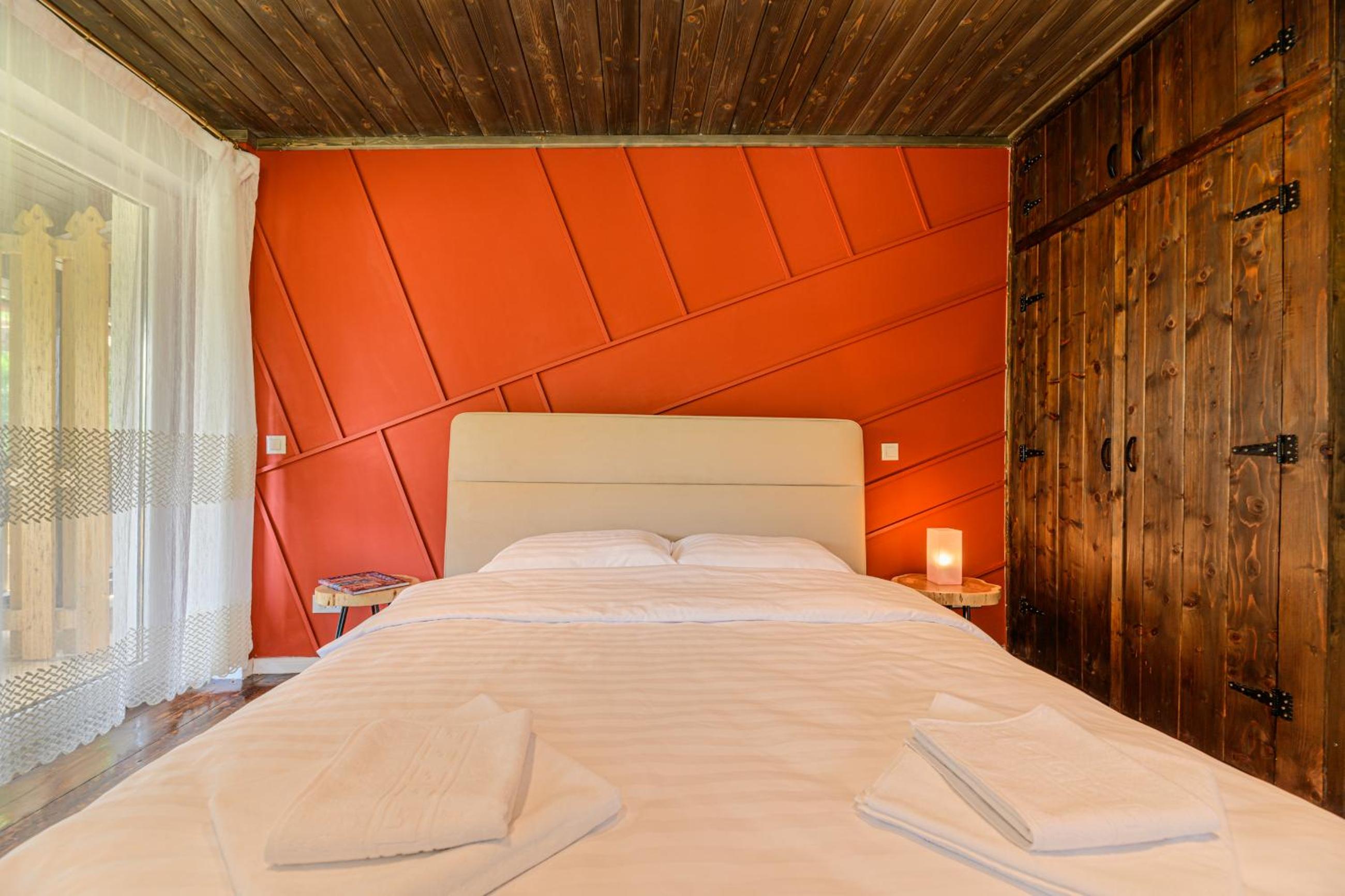 Five-Bedroom House - Photo 15