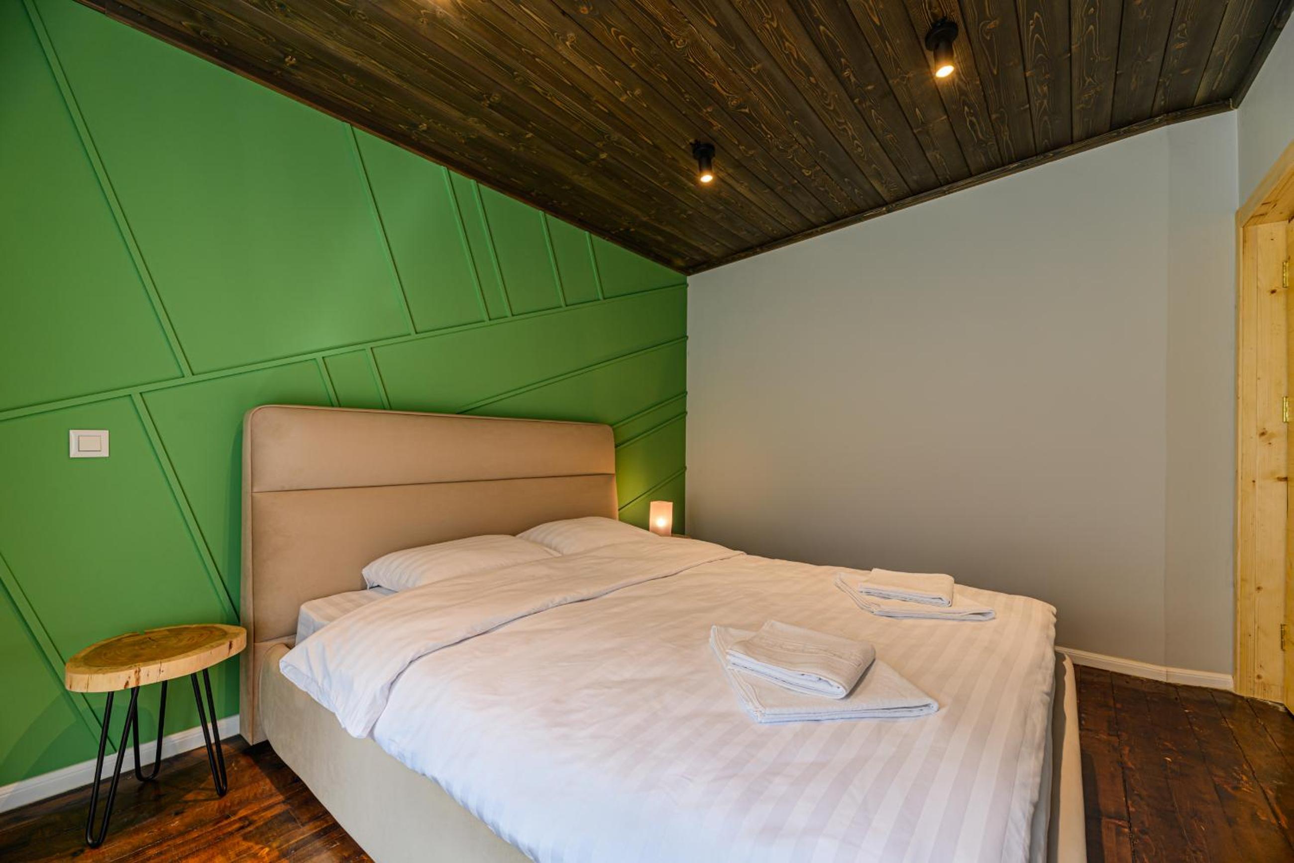 Five-Bedroom House - Photo 18
