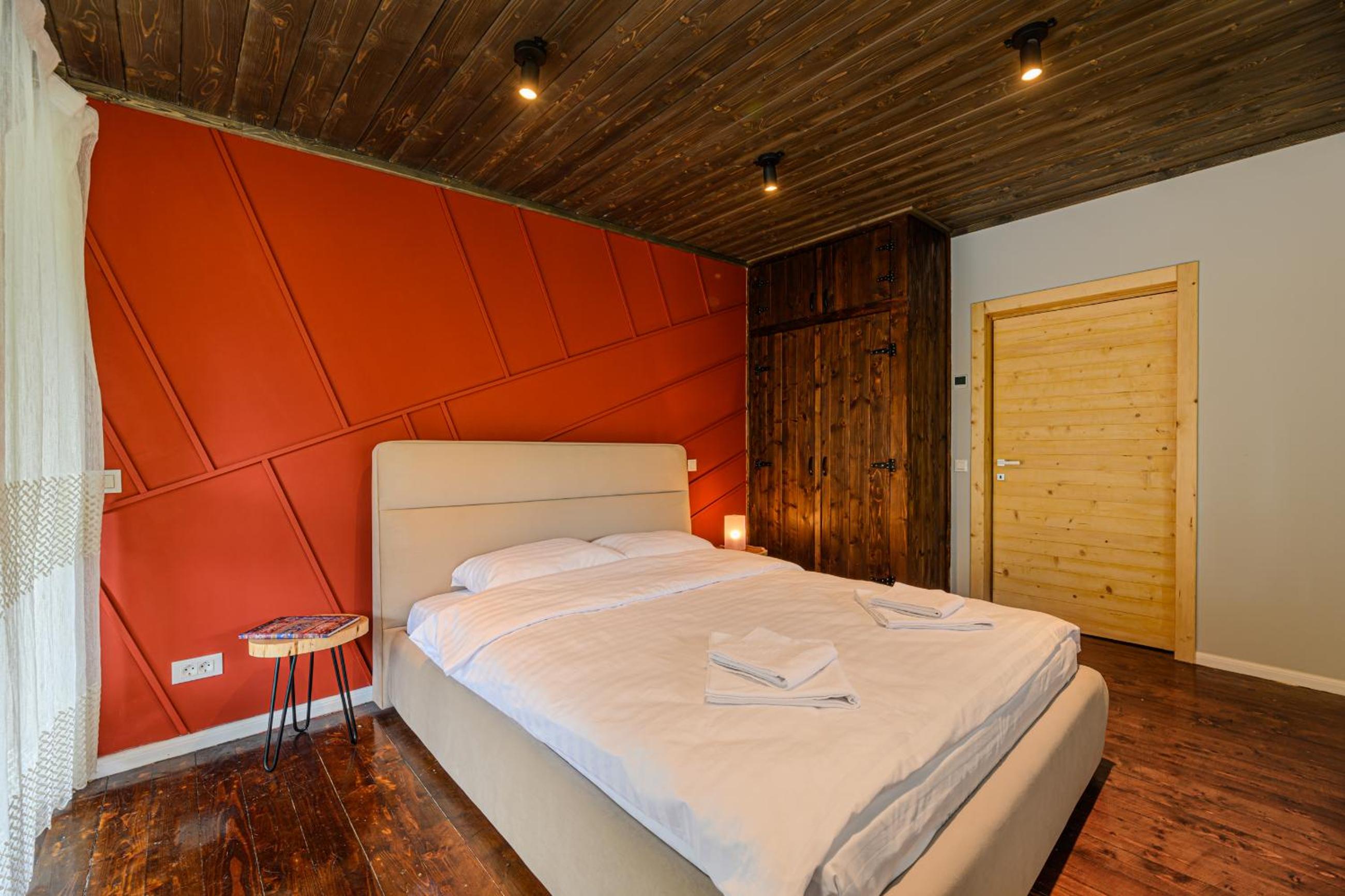 Five-Bedroom House - Photo 19