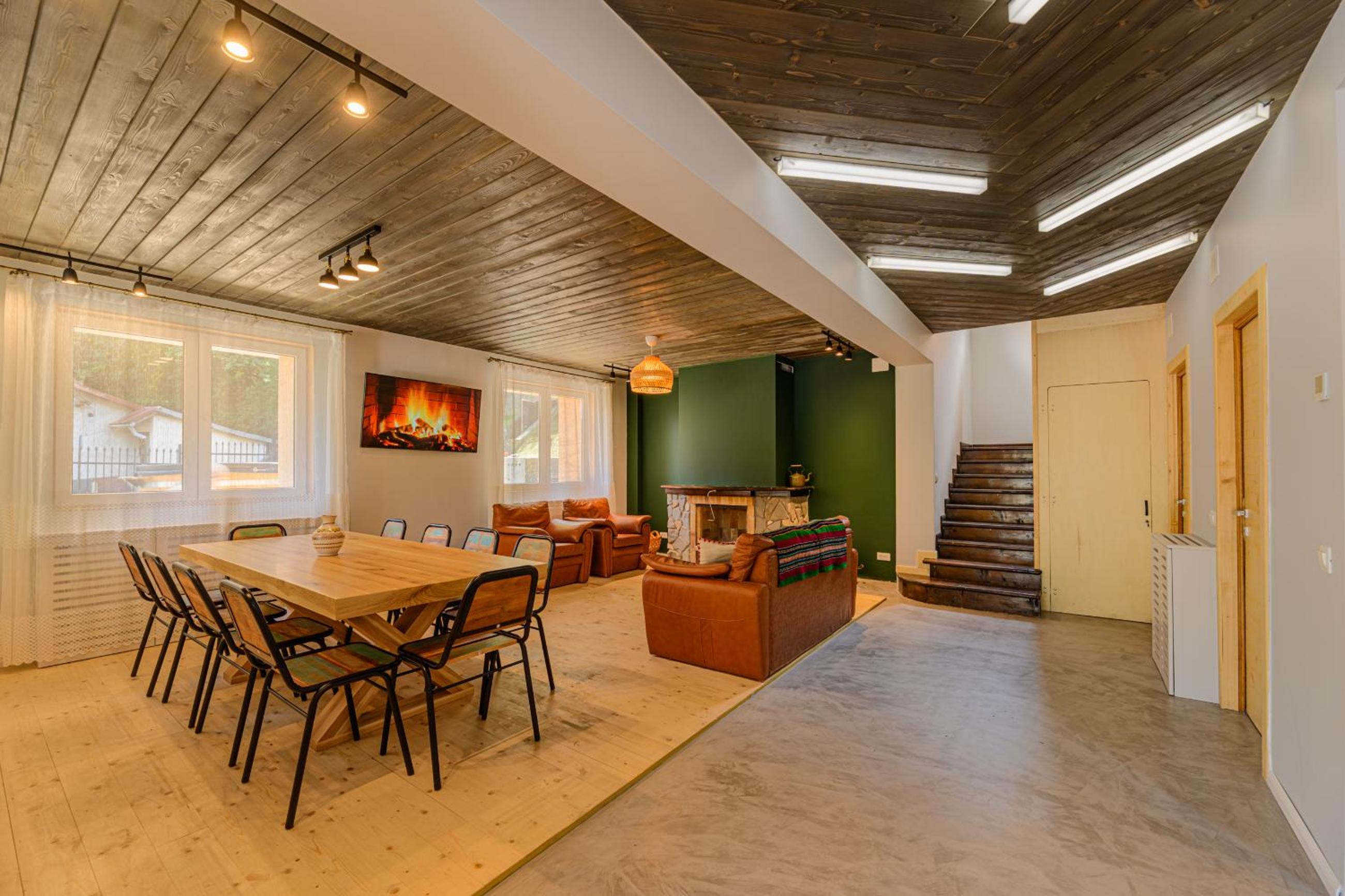 Five-Bedroom House - Photo 74