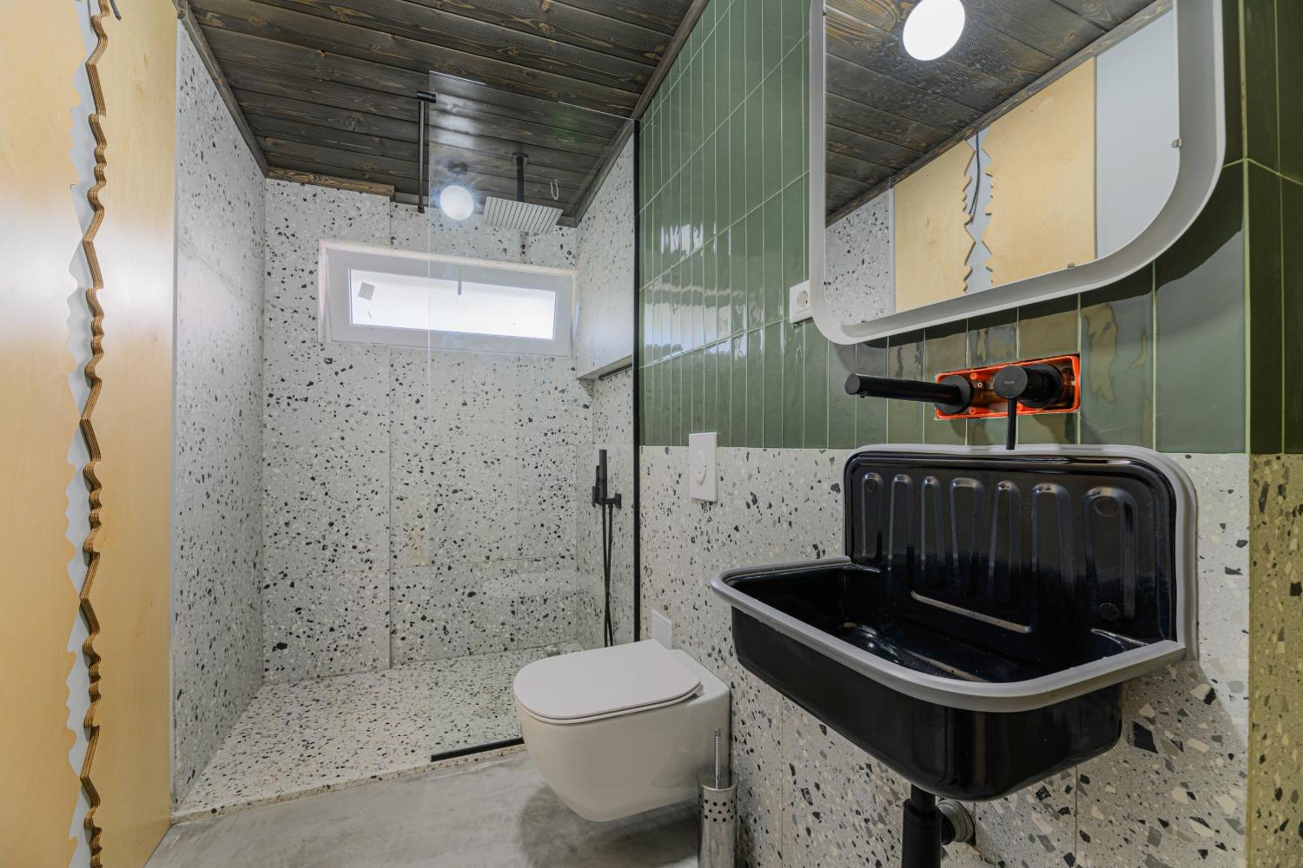 Five-Bedroom House - Photo 30