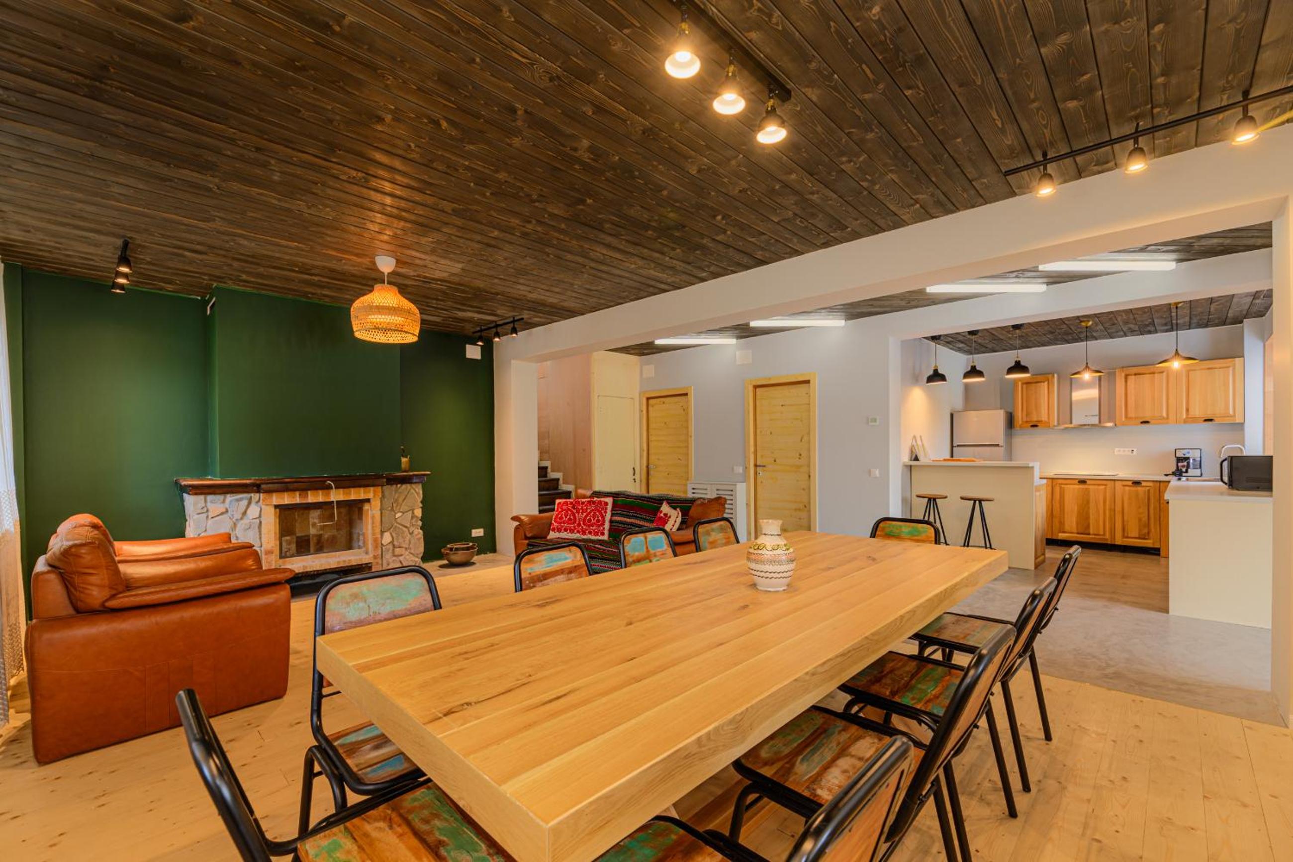 Five-Bedroom House - Photo 31