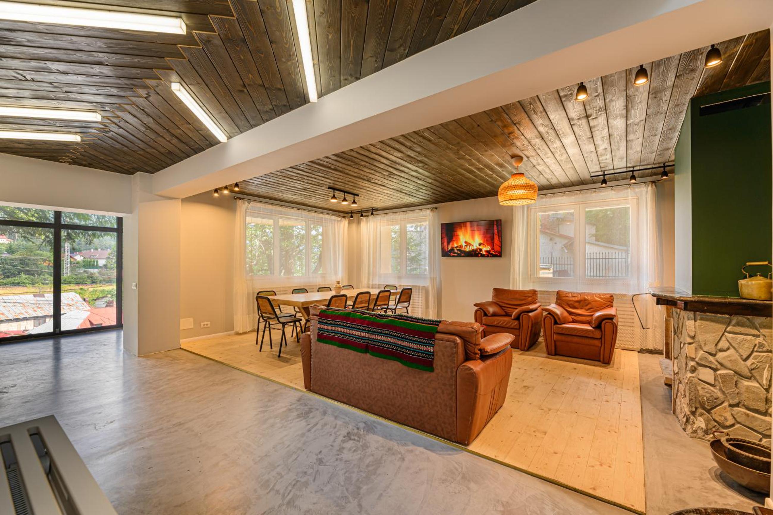 Five-Bedroom House - Photo 35