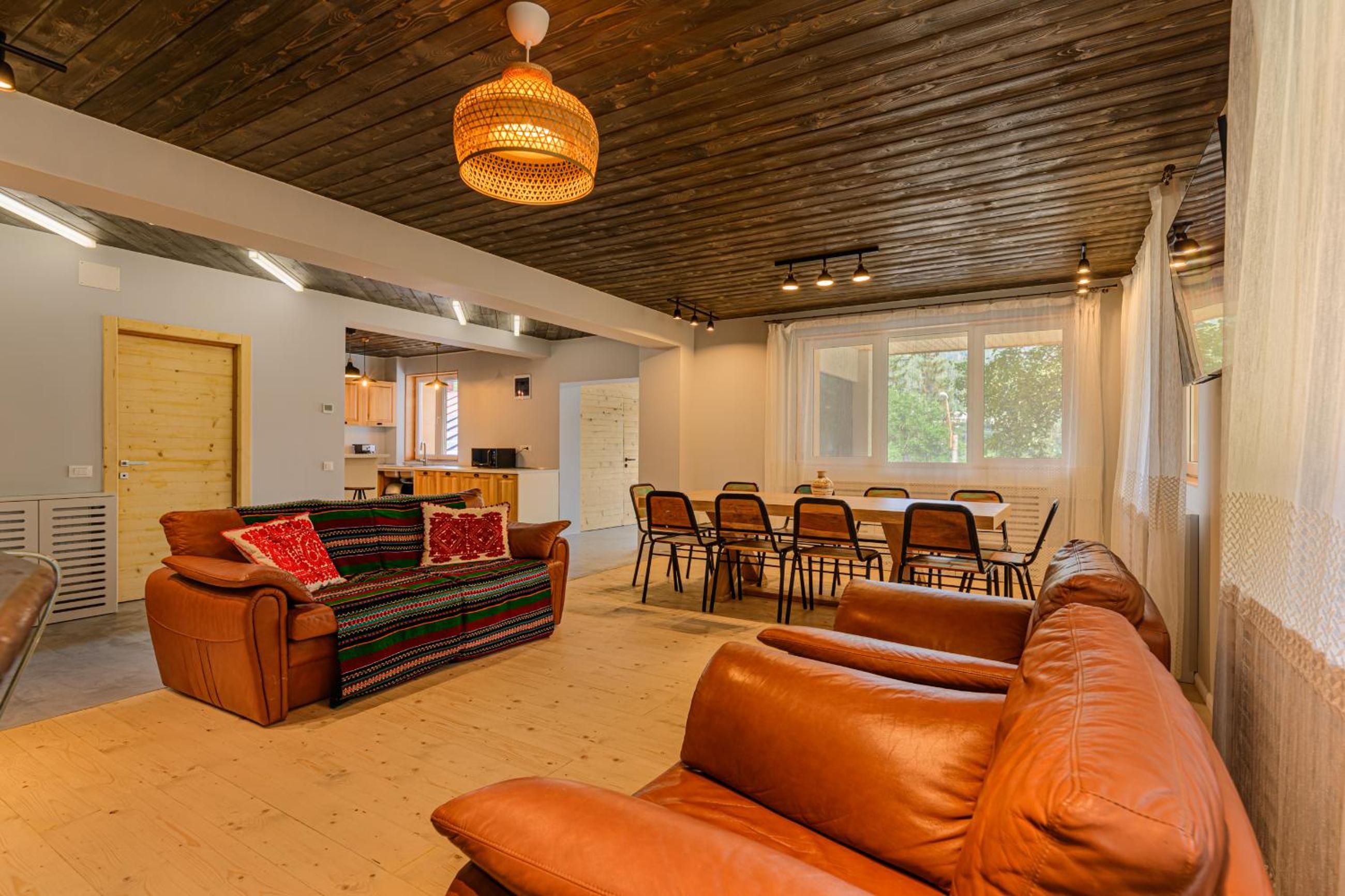 Five-Bedroom House - Photo 36