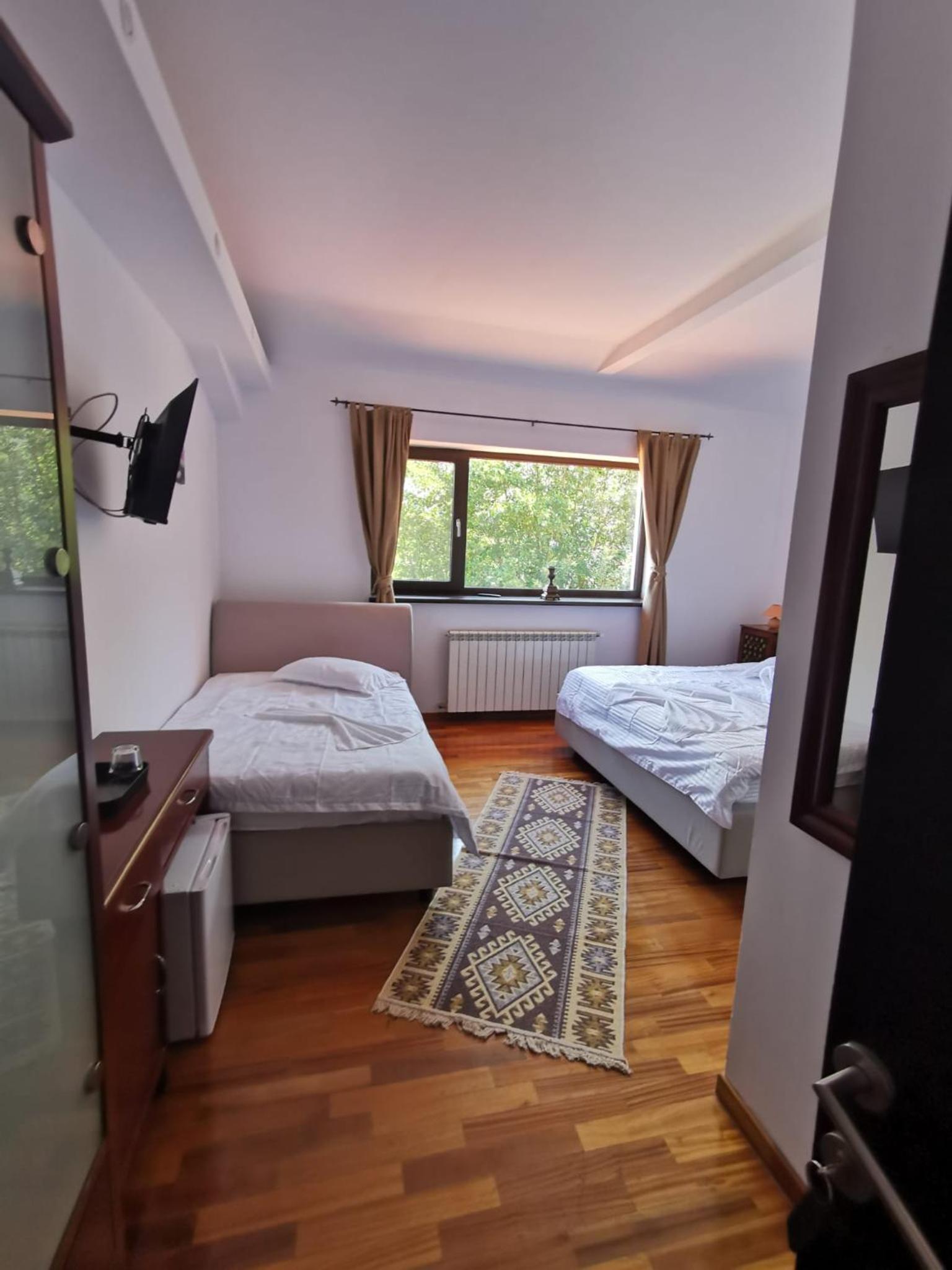 Deluxe Room (2 Adults + 1 Child) - Photo 7