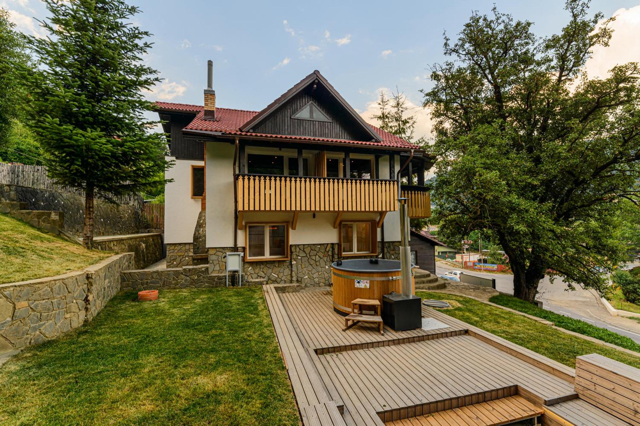 Five-Bedroom House - Photo 54