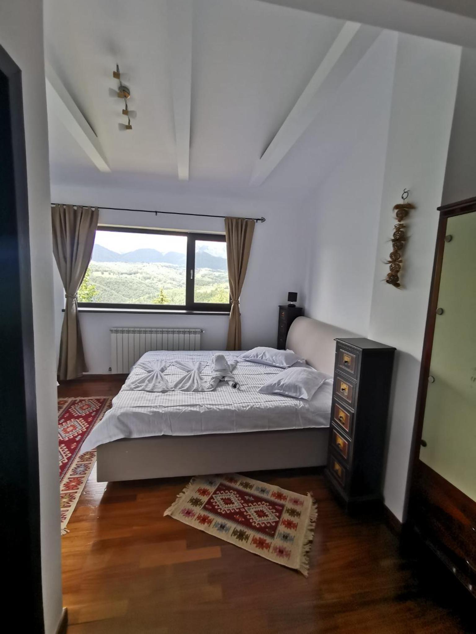 Deluxe Room (2 Adults + 1 Child) - Photo 2